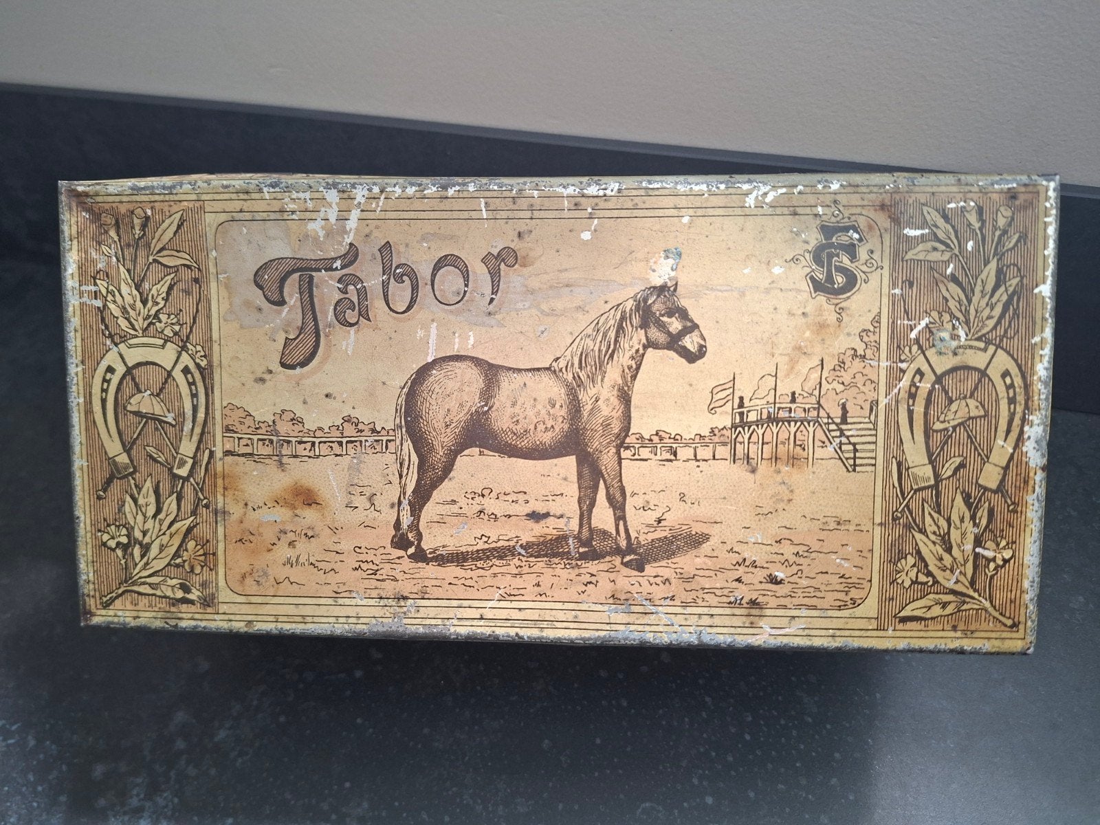Antiek blik Tabor Fries Stamboek paard sigarenblik Friesland, Verzamelen, Blikken, Verzenden, Gebruikt, Overige