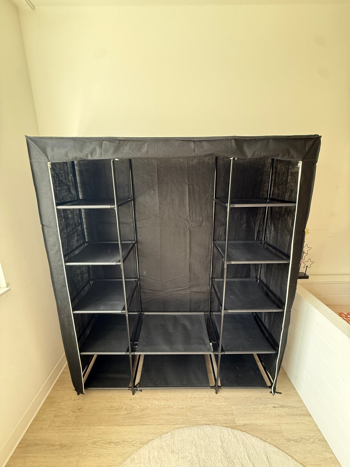 Zwarte stoffen kledingkast met planken en hangruimte, Huis en Inrichting, Ophalen, 100 tot 150 cm, Zo goed als nieuw, 150 tot 200 cm