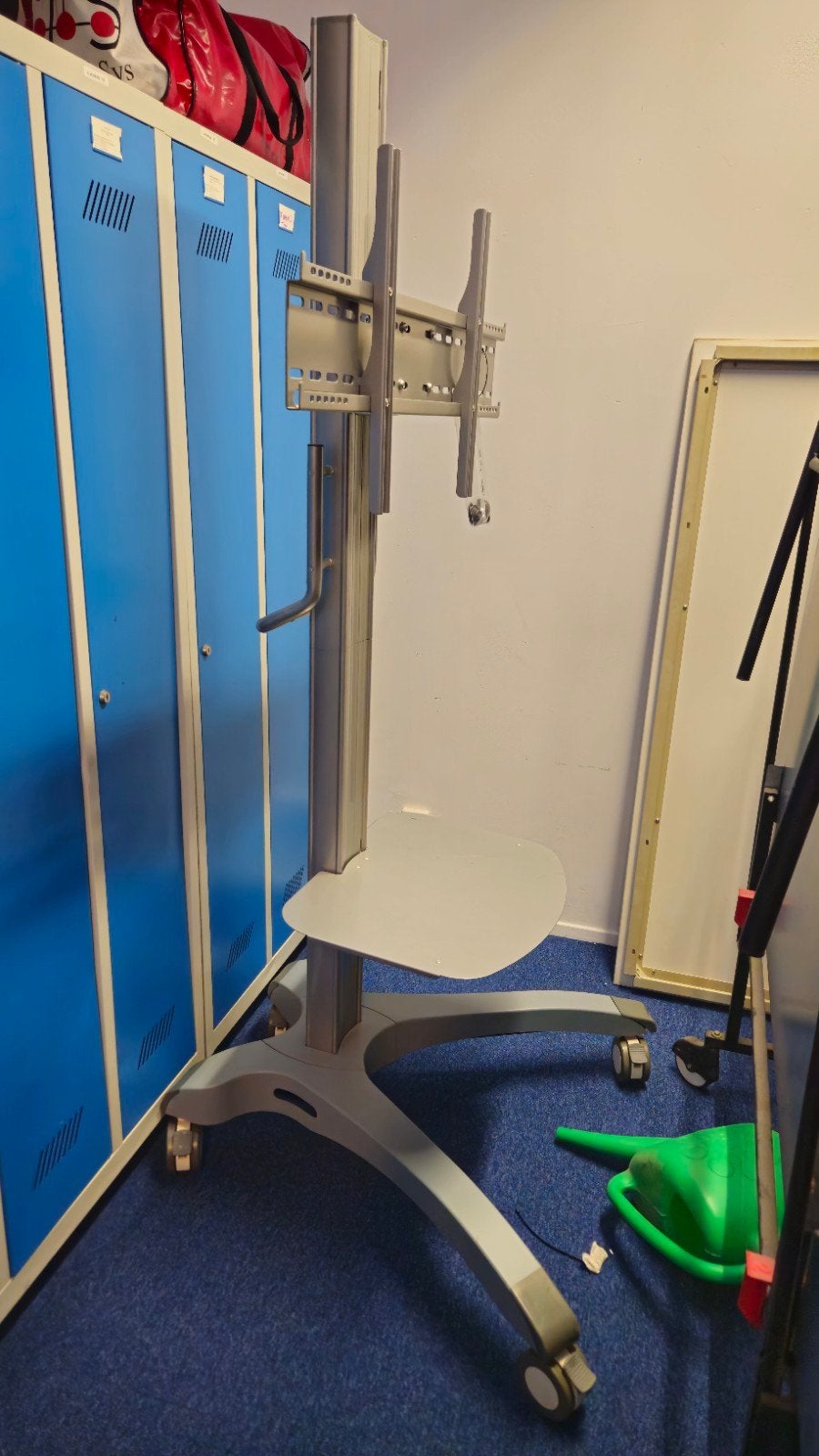 Verrijdbare TV Standaard op wielen met Plankje, Audio, Tv en Foto, Televisiebeugels, Ophalen, Gebruikt