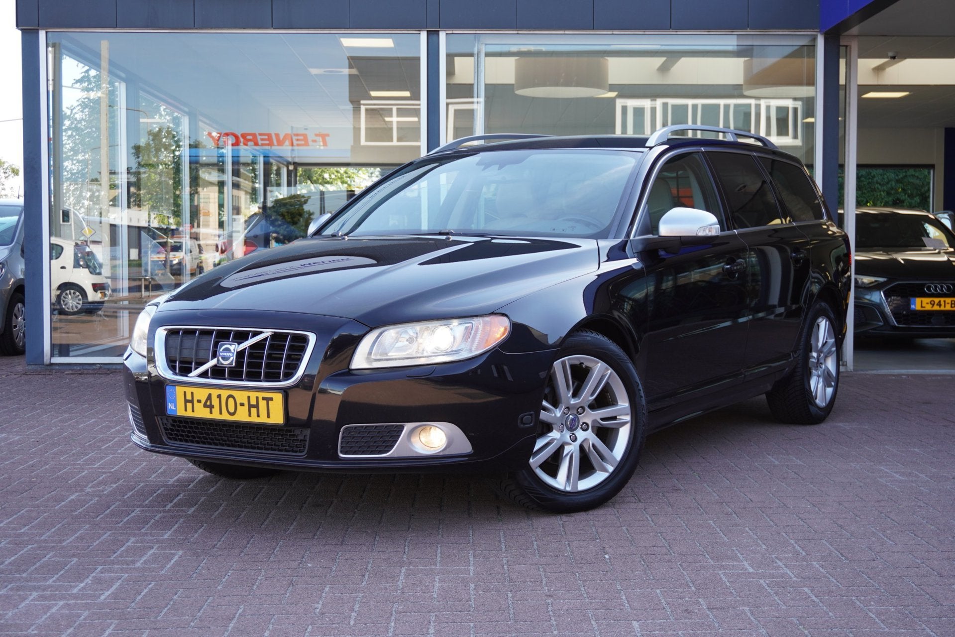 Volvo V70 2.5T Kinetic | Handgeschakeld | Airco | Navigatie, Gebruikt, Handgeschakeld, Grijs, 1600 kg