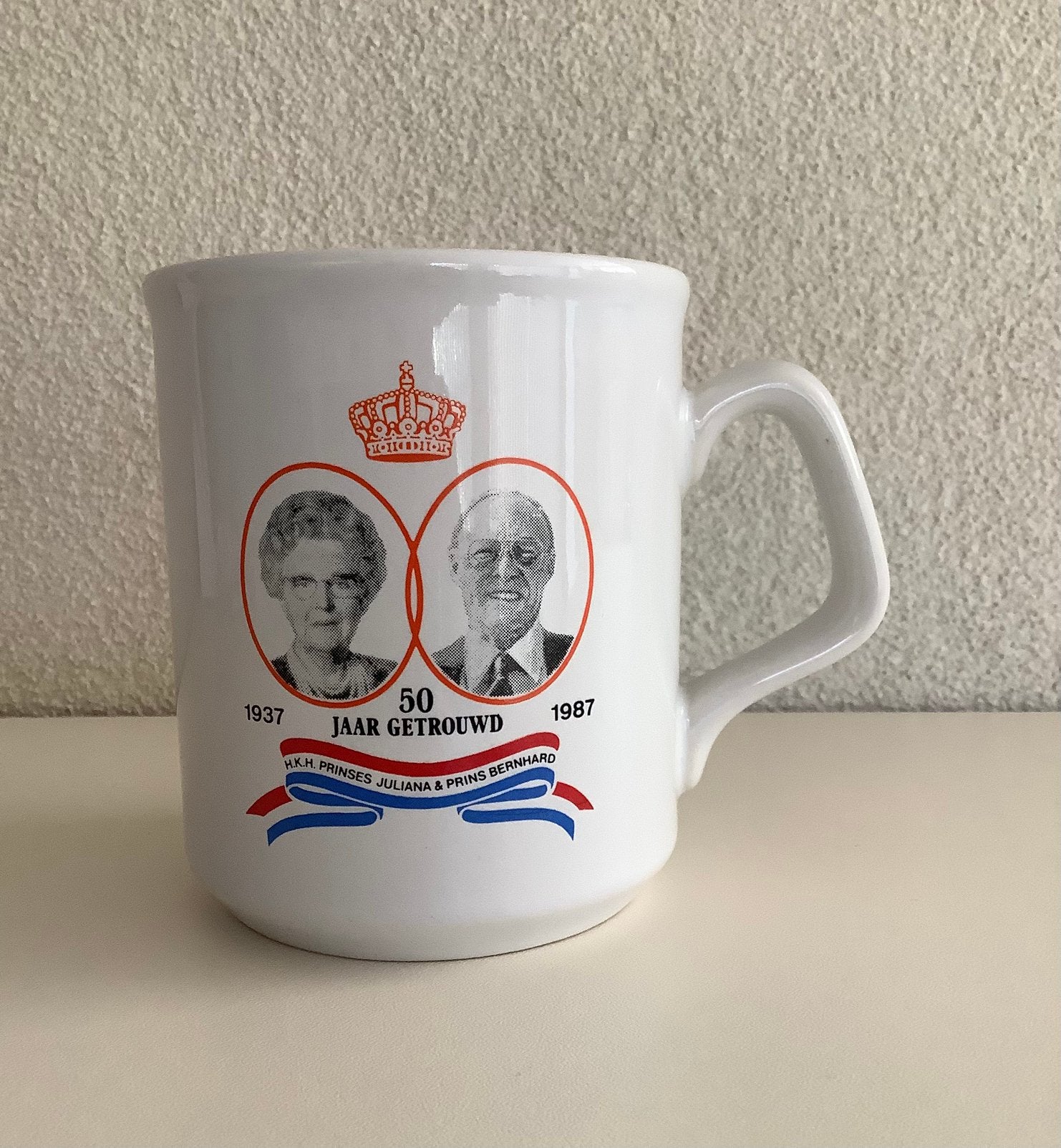 Beker: Pr. Juliana en Pr. Bernhard - 50 jaar getrouwd, Ophalen of Verzenden, Zo goed als nieuw, Nederland, Servies