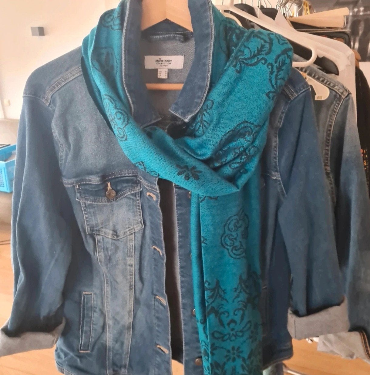 Mooie turquoise sjaal met patroon, Ophalen of Verzenden, Zo goed als nieuw, Maat 46/48 (XL) of groter, Sjaal