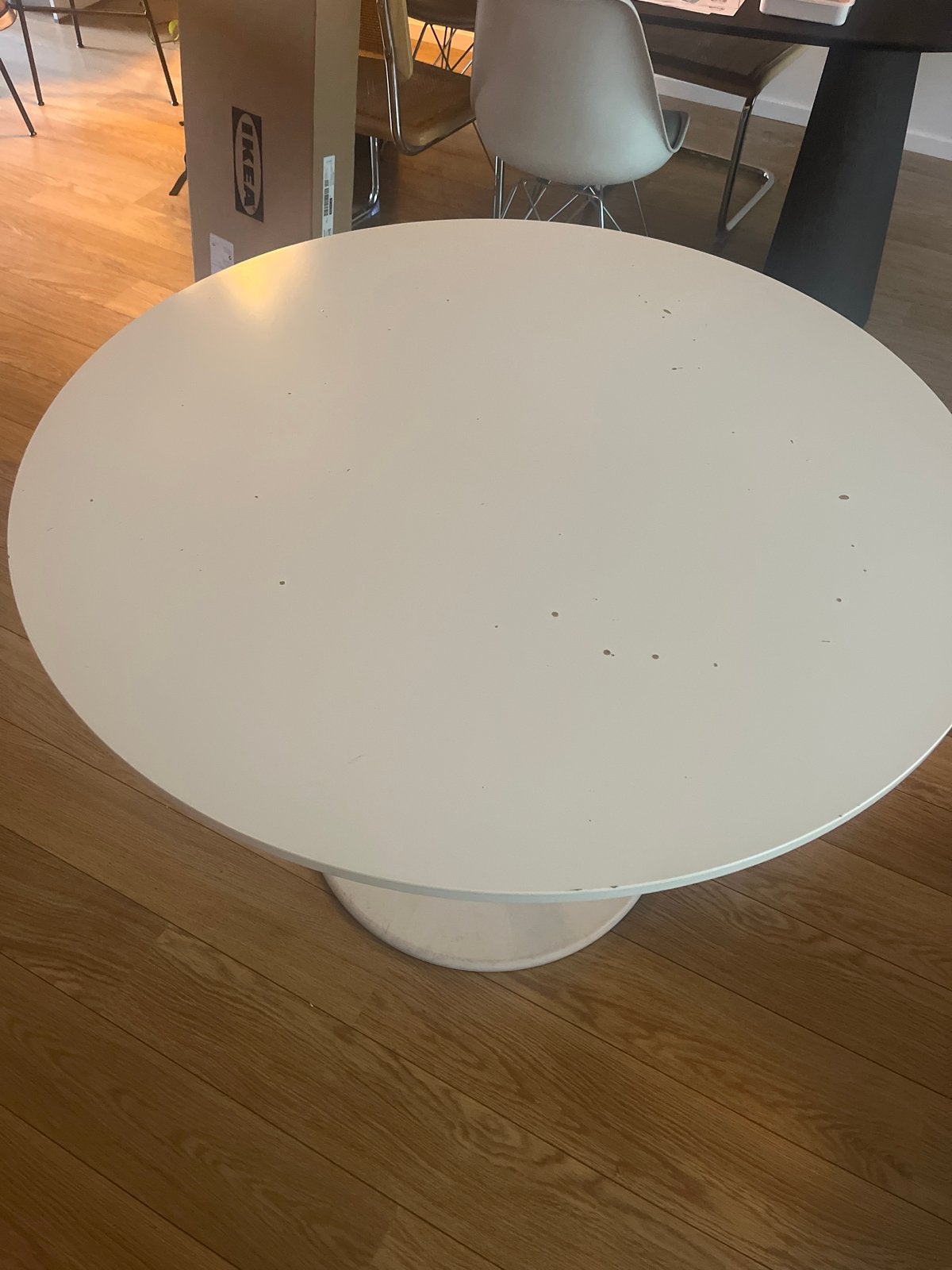 Witte ronde eettafel (Docksta IKEA) met gebruikssporen, Ophalen, Overige materialen, Gebruikt, 100 tot 150 cm