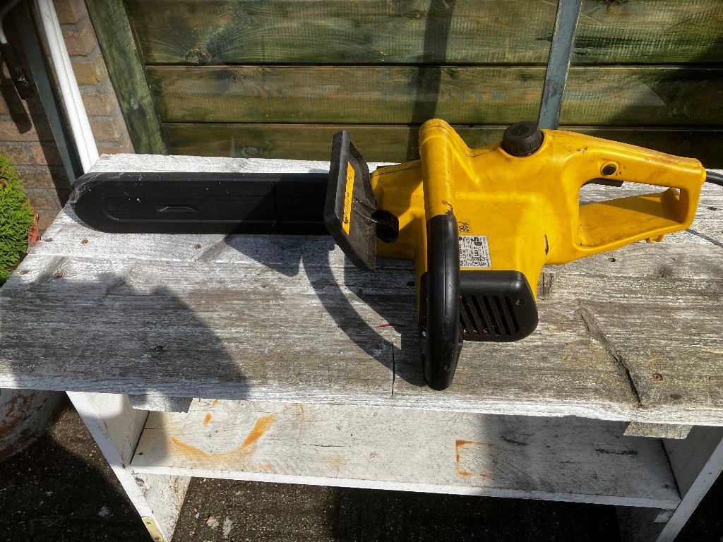 Kettingzaag (40 cm) en heggenschaar (50 cm)