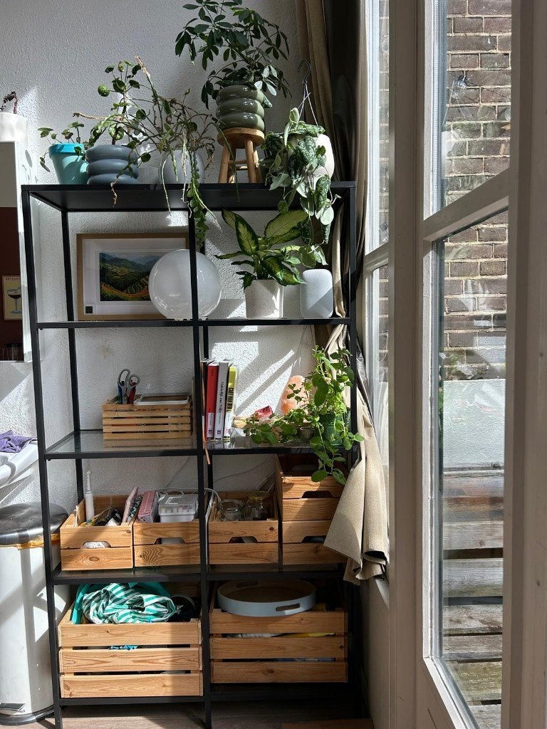 IKEA VITTSJÖ metalen stellingkast zwart + houten kistjes, Ophalen, Zo goed als nieuw