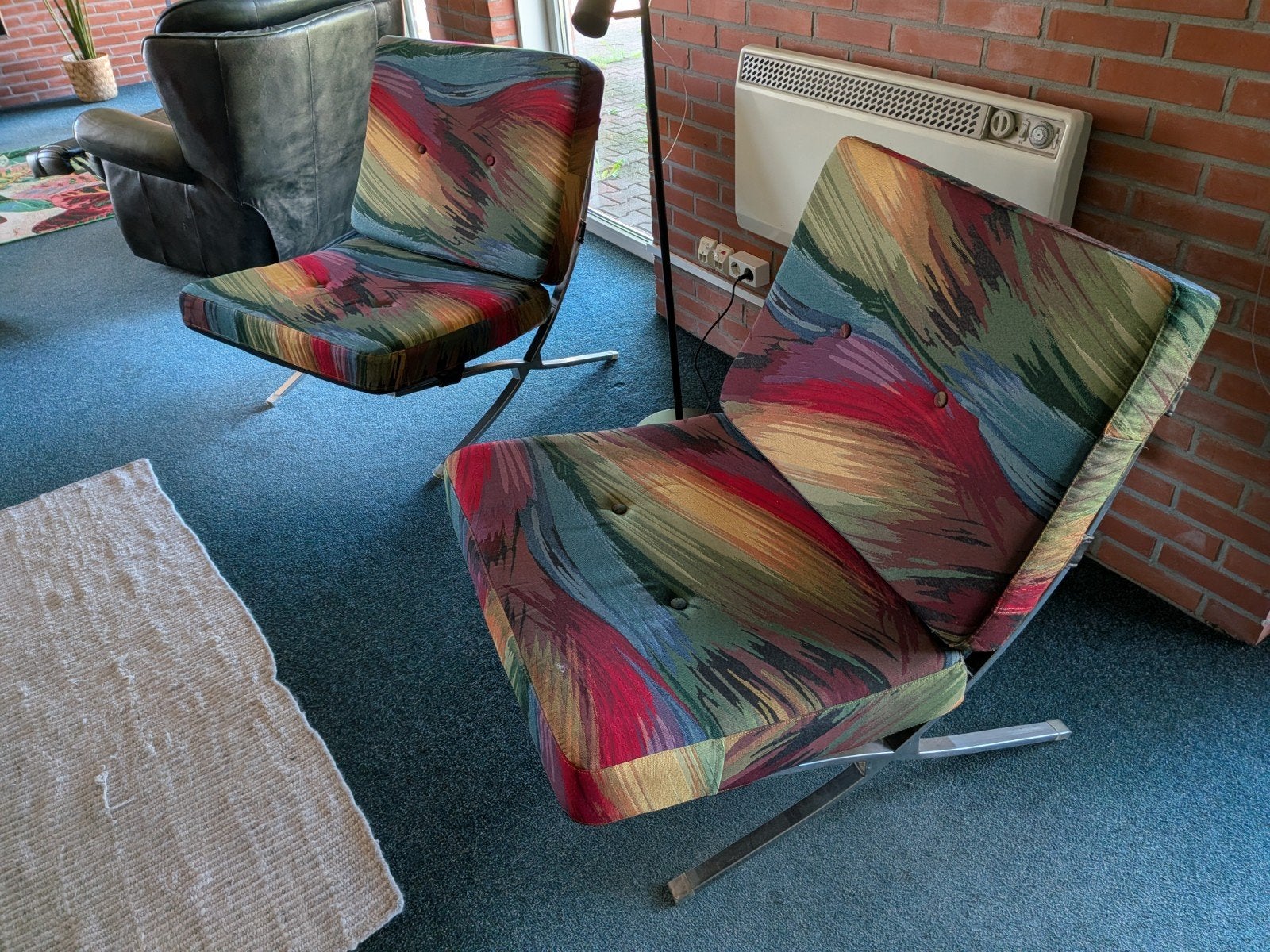 2 veelkleurige lounge stoelen op lichtmetalen frame, Ophalen