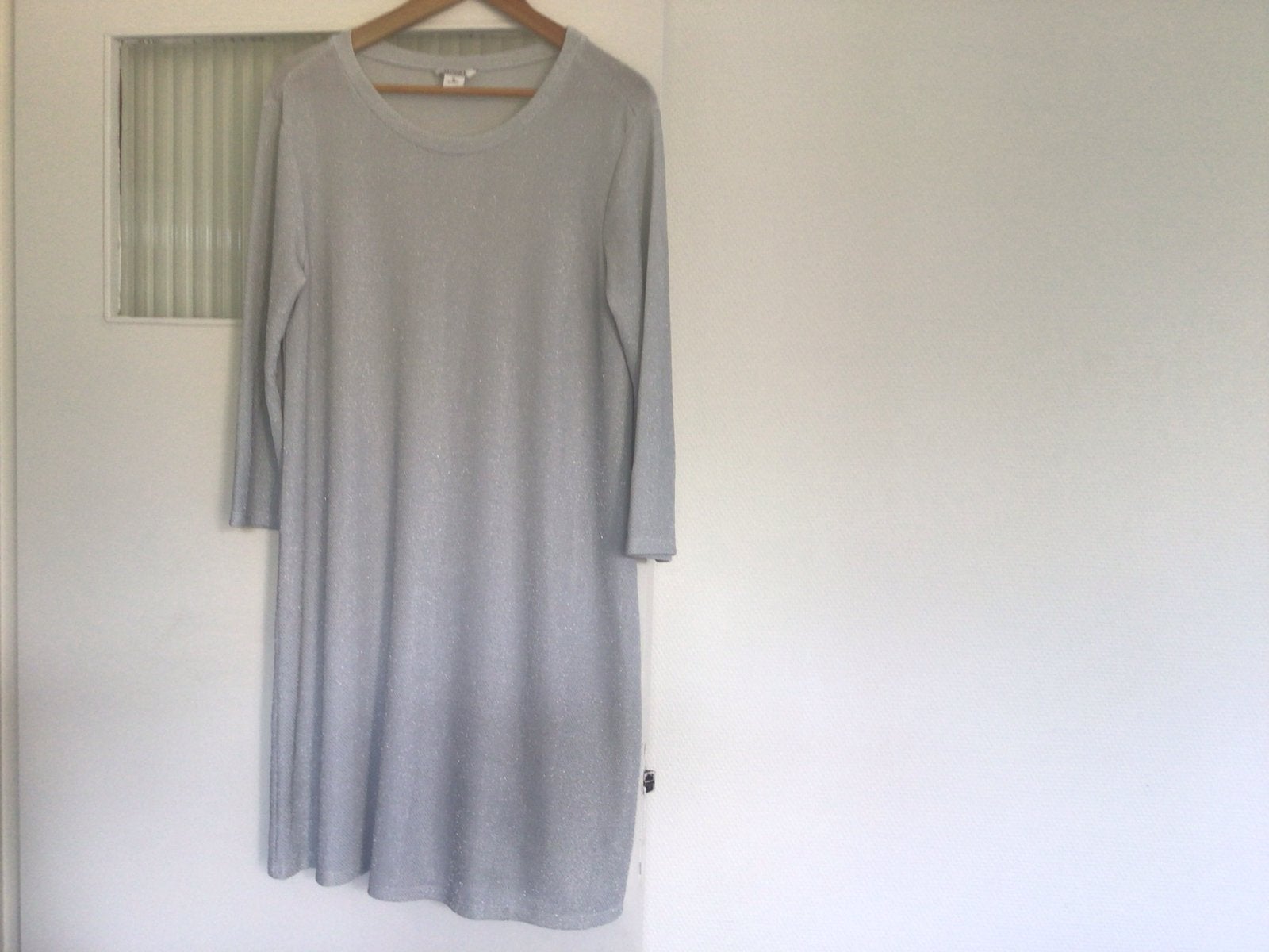 Monki zilverkleurige jurk maat M, Maat 38/40 (M), Ophalen of Verzenden, Gedragen, Zilver