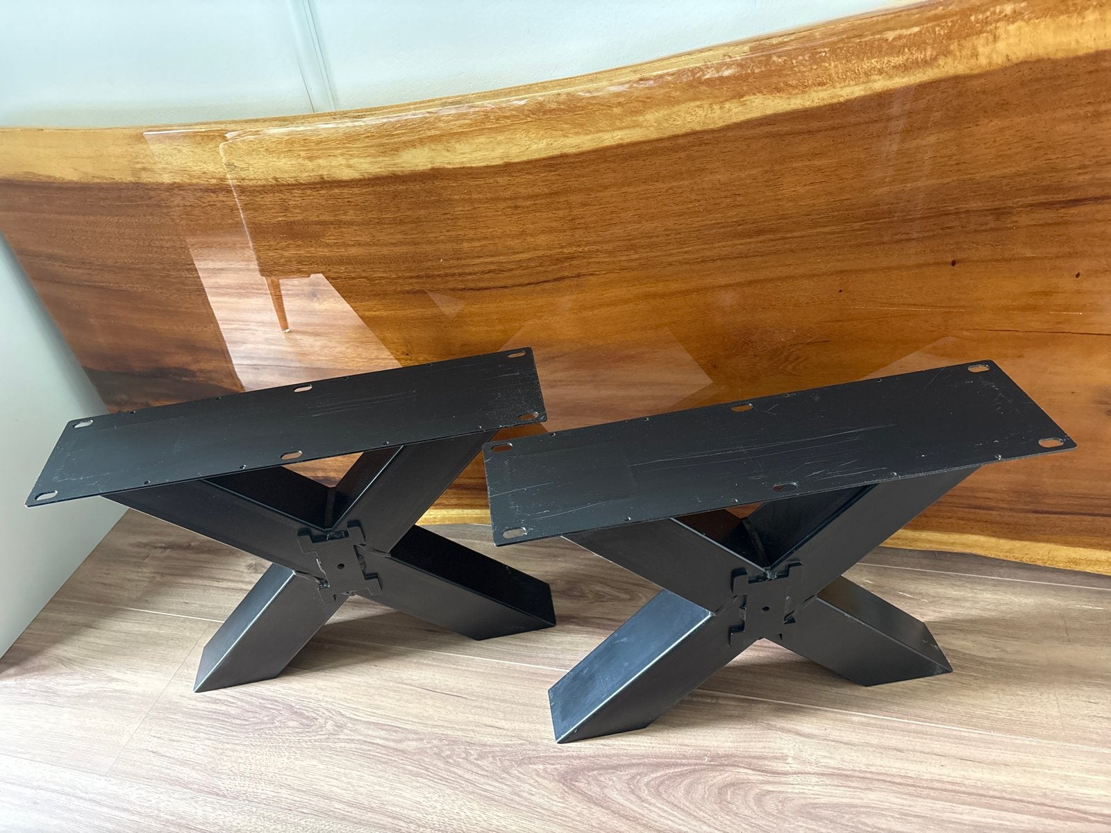 Unieke houten salon/eettafel  met dikke laag epoxy afwerking, Ophalen, Minder dan 45 cm, Zo goed als nieuw, 75 cm of meer