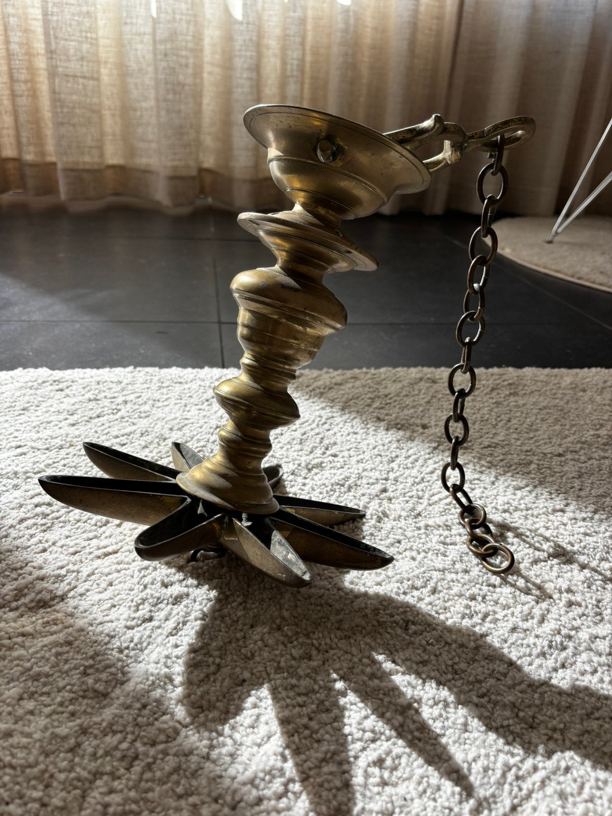 Antieke messing kandelaar met kaarsendover en ketting, Ophalen, Koper of Brons