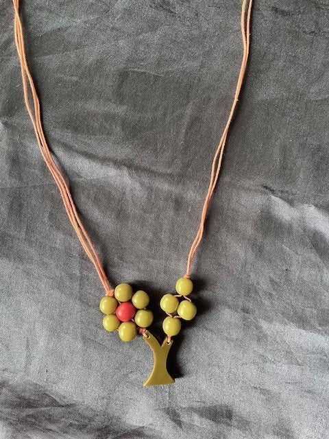 Ketting met hanger  appelboom, Gebruikt, Ophalen of Verzenden, Groen, Overige materialen