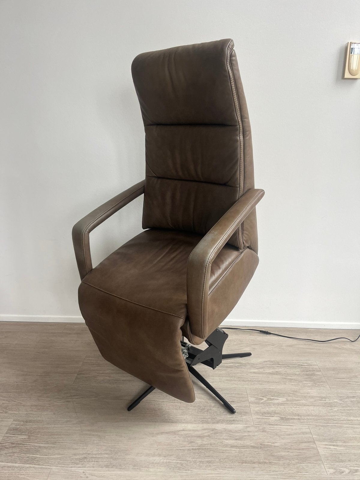Hartog Sta-op Relaxfauteuil M Taupe Leer 3 motoren Stervoet, Ophalen, Minder dan 75 cm, Leer, Zo goed als nieuw