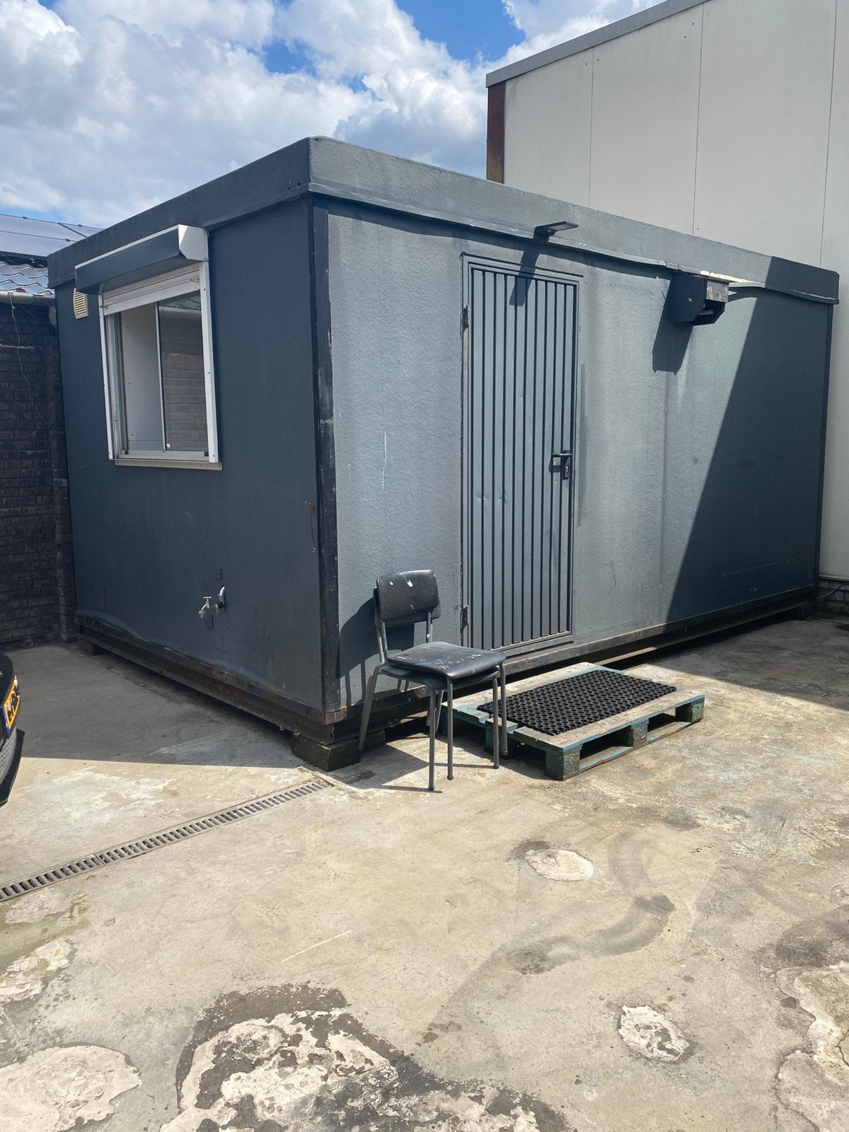 Bouw unit , schaftkeet, met toilet en keuken, Ophalen, Gebruikt, 3 ramen of meer