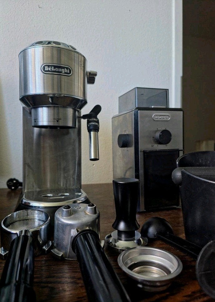 De'Longhi Dedica EC685.M Espressomachine met bonenmaler, Afneembaar waterreservoir, Espresso apparaat, Ophalen of Verzenden, Zo goed als nieuw