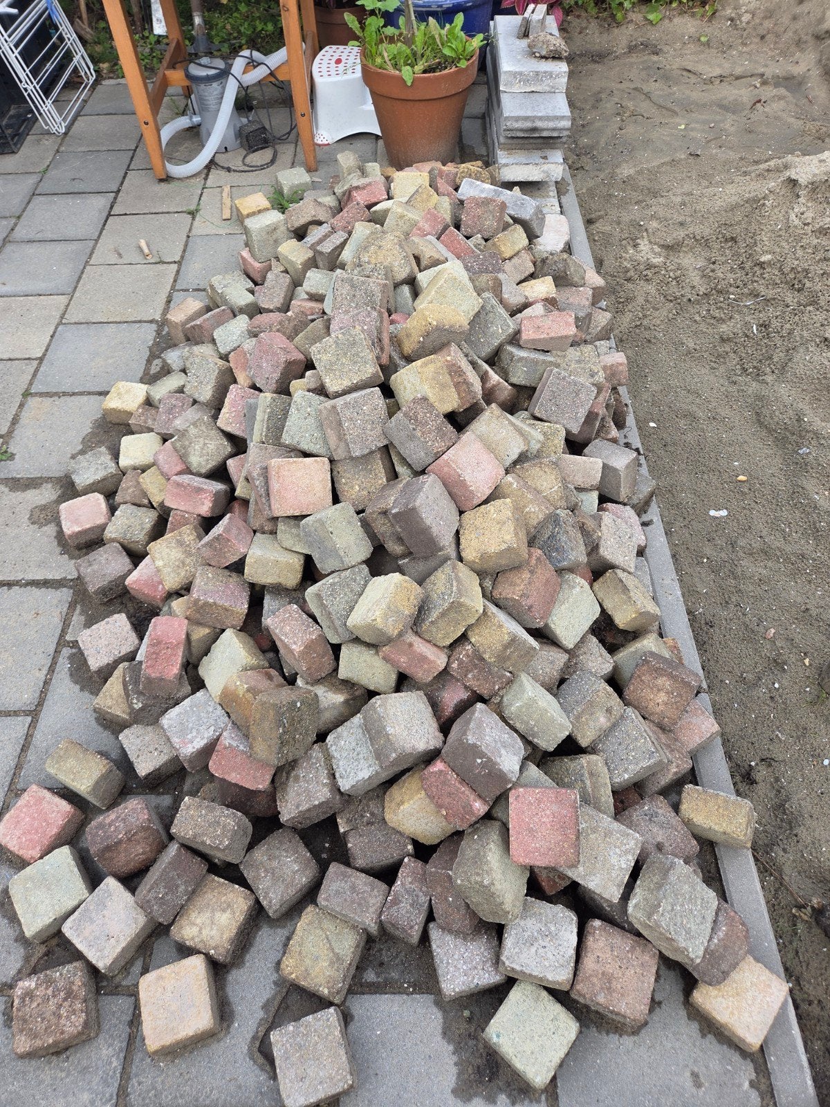 Gratis koppelstenen 10x10x6 bonte kleuren, 35 m², Tuin en Terras, Tegels en Klinkers, Ophalen, Gebruikt, Beton, Klinkers