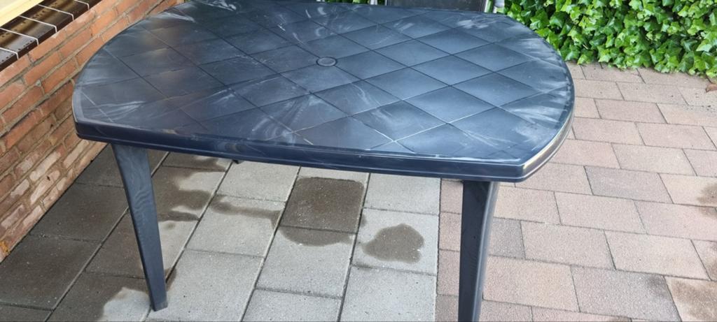 Ovale tuintafel van kunststof met lichte gebruikerssporen, Ophalen, Gebruikt, Ovaal, Kunststof