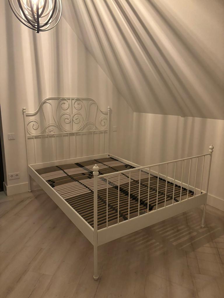 Wit spijlenbed met lattenbodems en matrassen, maat 140, Ophalen, Wit, 140 cm, Zo goed als nieuw