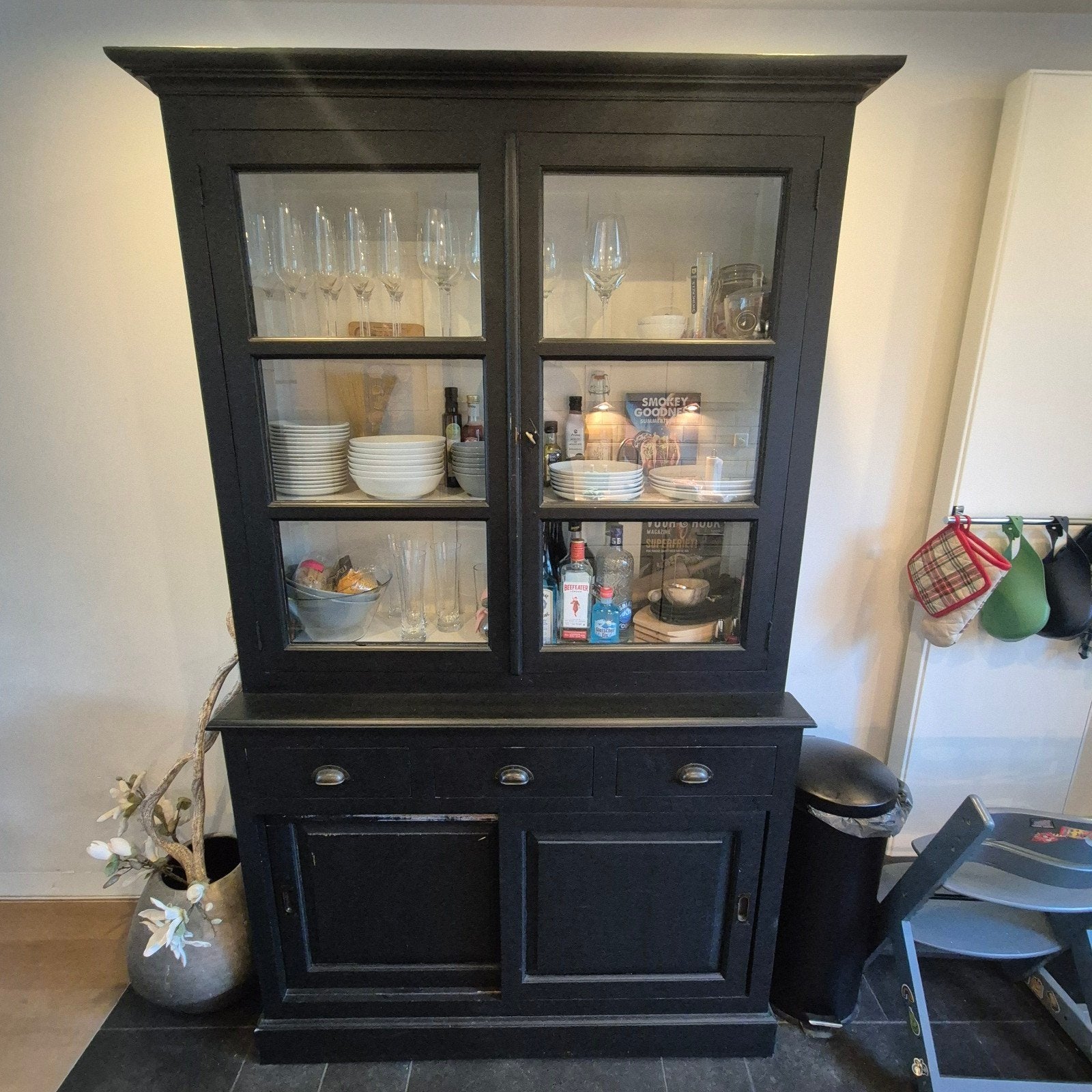 Houten vitrinekast, Huis en Inrichting, Kasten | Vitrinekasten, Ophalen, Gebruikt, 200 cm of meer, 25 tot 50 cm