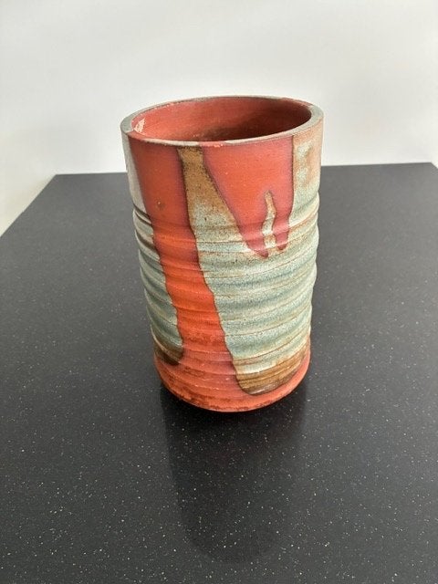 Aardewerk vaas van Noel Blue. Terracotta, brons, lichtgroen., Huis en Inrichting, Handgemaakt, Meerkleurig, Ophalen of Verzenden
