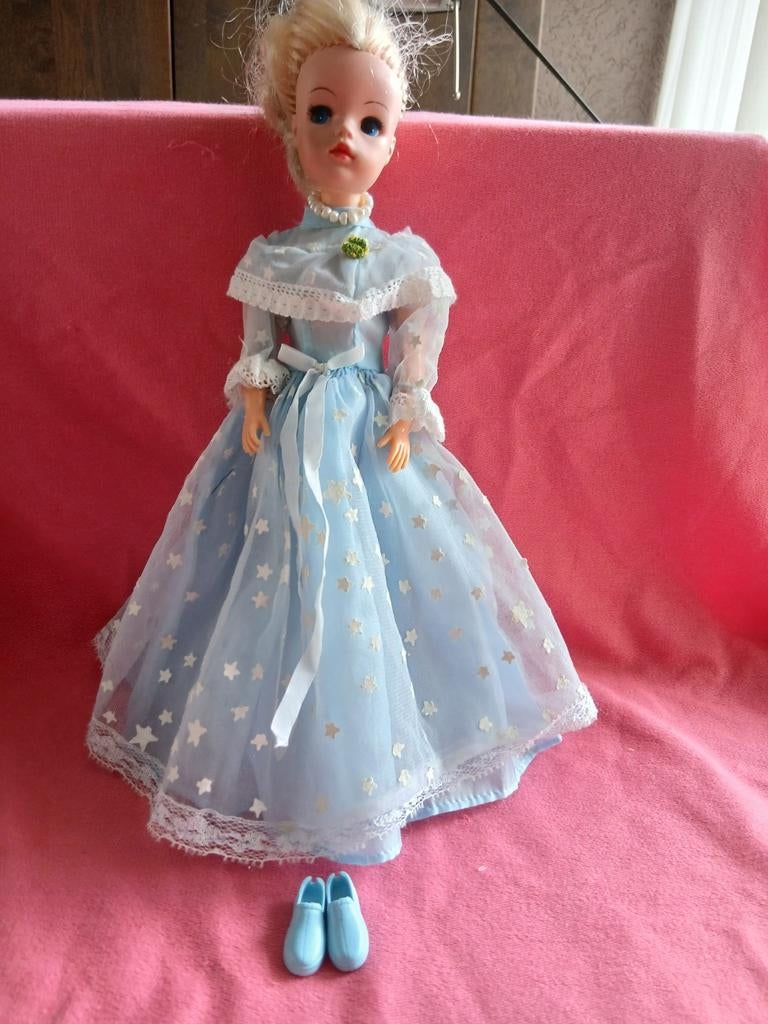 Barbiejurk vintage met skipper schoentjes  14, Verzamelen, Ophalen of Verzenden, Zo goed als nieuw, Pop
