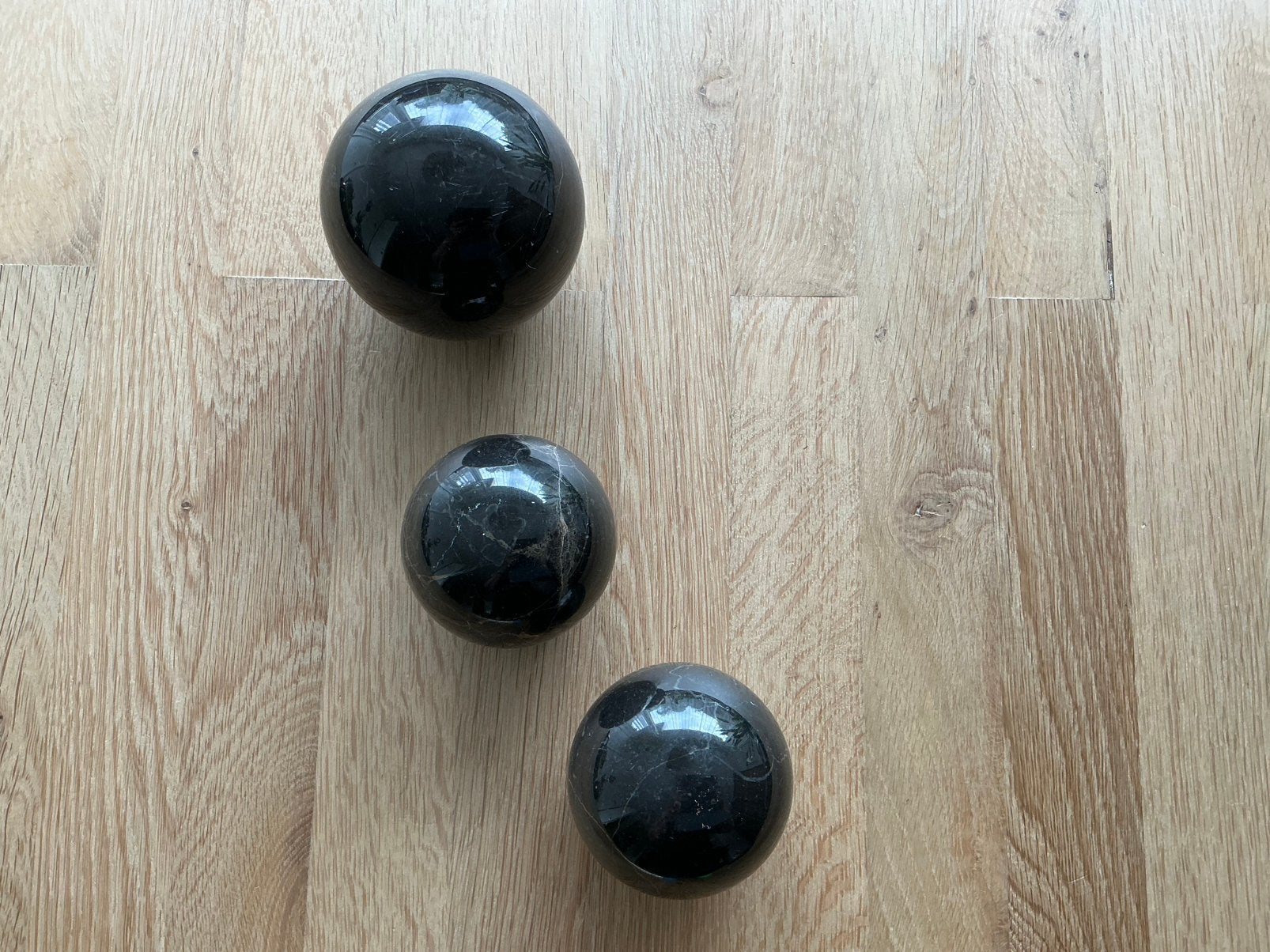 3 x Zwart geaderde ballen natuursteen, 9 cm en 2 x 7,5 cm., Ophalen of Verzenden, Zo goed als nieuw