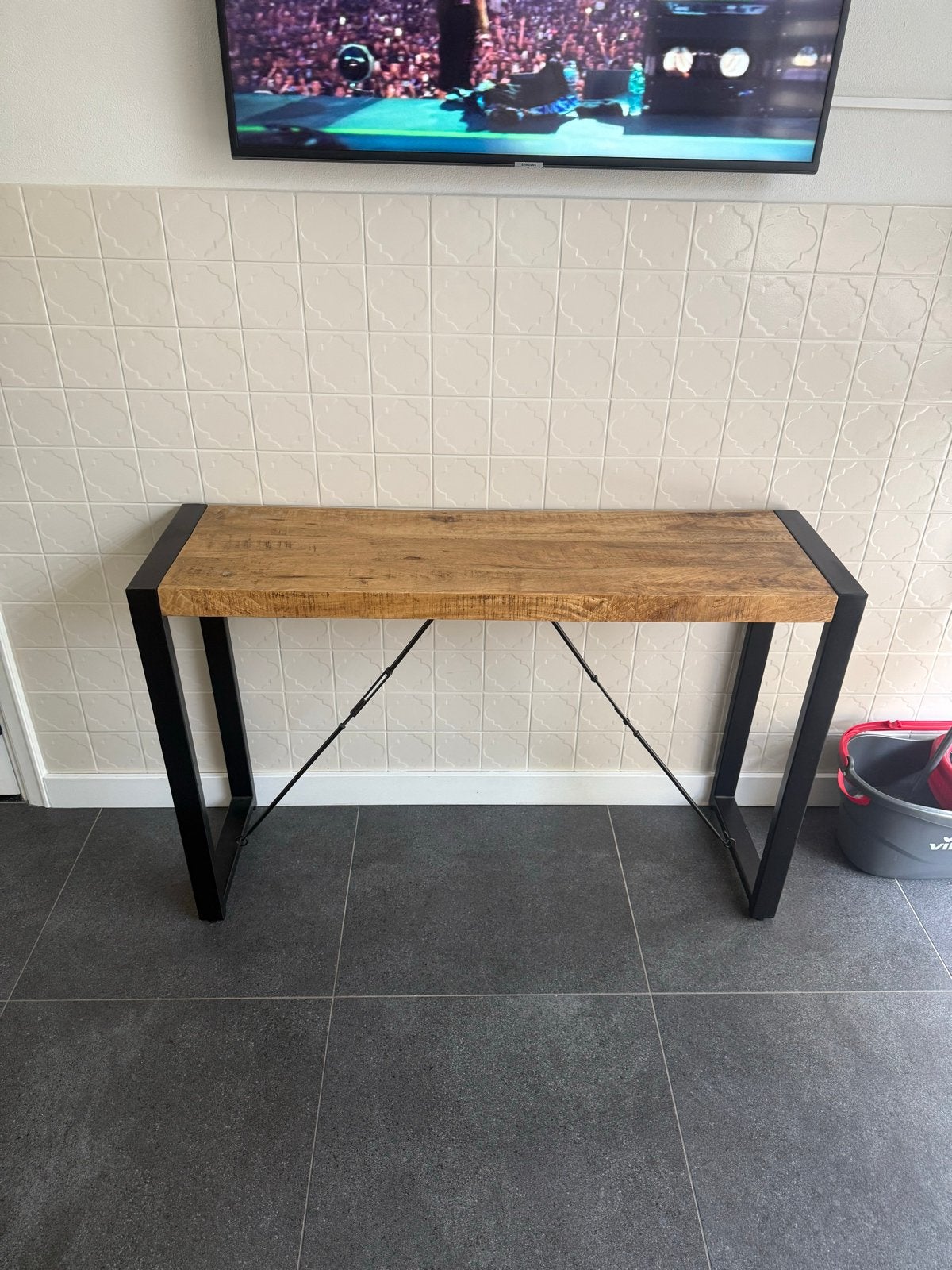 Industriële sidetable/wandtafel van mangohout en metaal, Ophalen, 100 tot 150 cm, Zo goed als nieuw, Overige houtsoorten