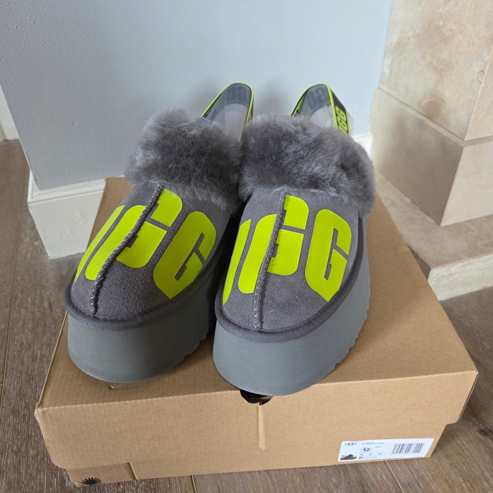 Ugg funkette maat 43 pantoffels, Ophalen of Verzenden, Nieuw, Grijs, Pantoffels of Sloffen