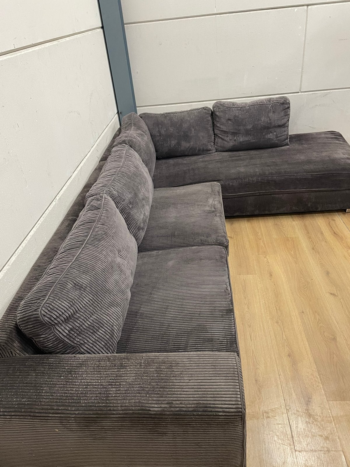 Foto 2 van Mooie luxe grijs taupe ribstof hoekbank - GEREINIGD!!!