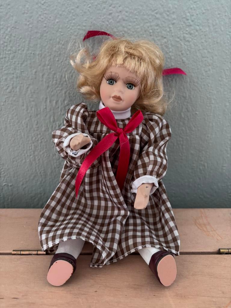 Vintage Porseleinen Pop - Blond met Gingham Jurk, Verzamelen, Poppen, Ophalen of Verzenden, Gebruikt, Pop