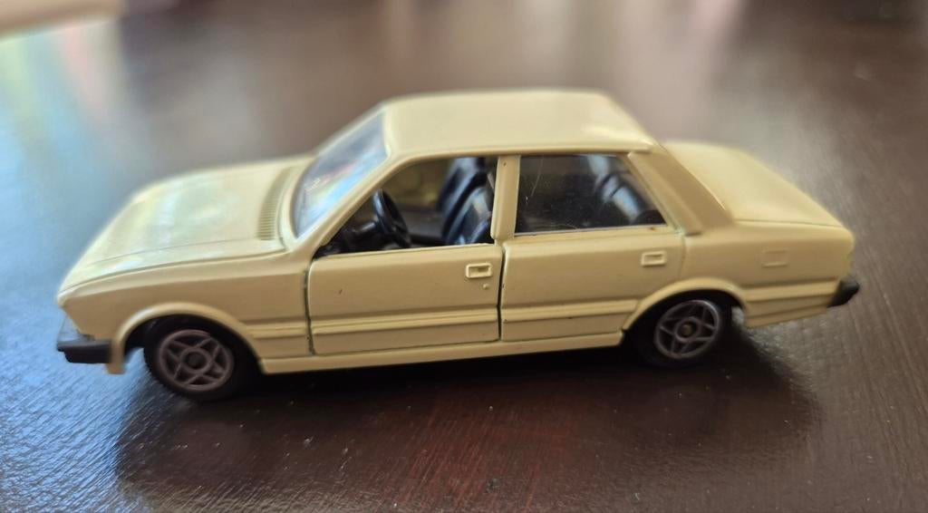 Peugeot 505 schaalmodel 1/43 - Crèmekleurig, Hobby en Vrije tijd, Ophalen of Verzenden, Gebruikt, Auto, Overige merken