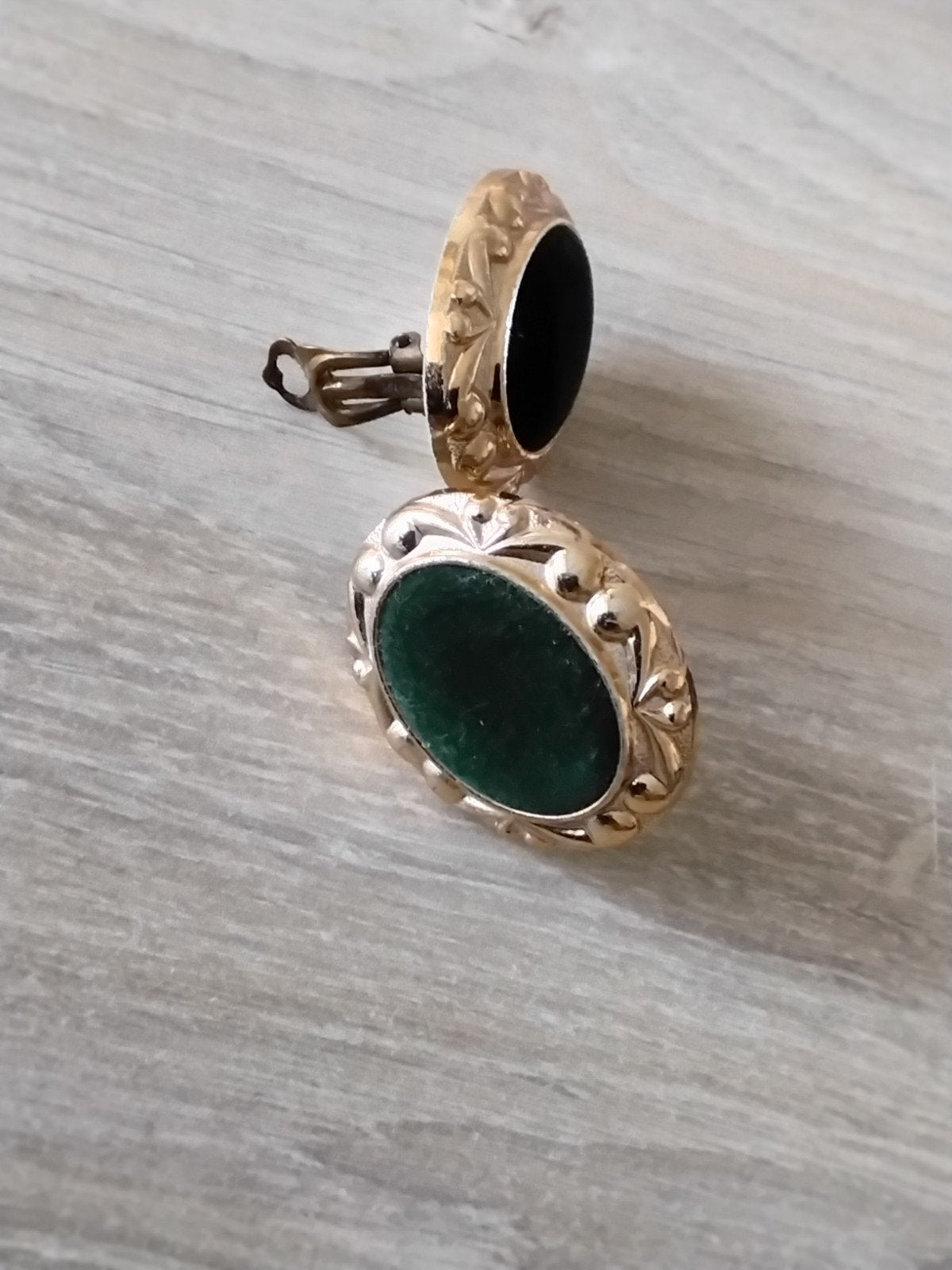 Oorclips Germany fluweel, Sieraden, Tassen en Uiterlijk, Oorbellen, Ophalen of Verzenden, Zo goed als nieuw, Groen, Overige materialen