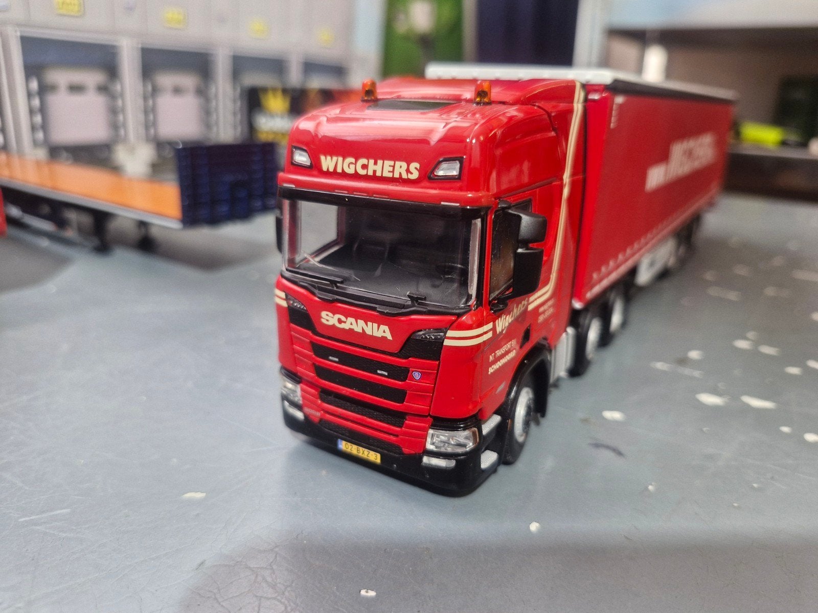 Scania met huiftrailer met 1 stuuras van wigchers