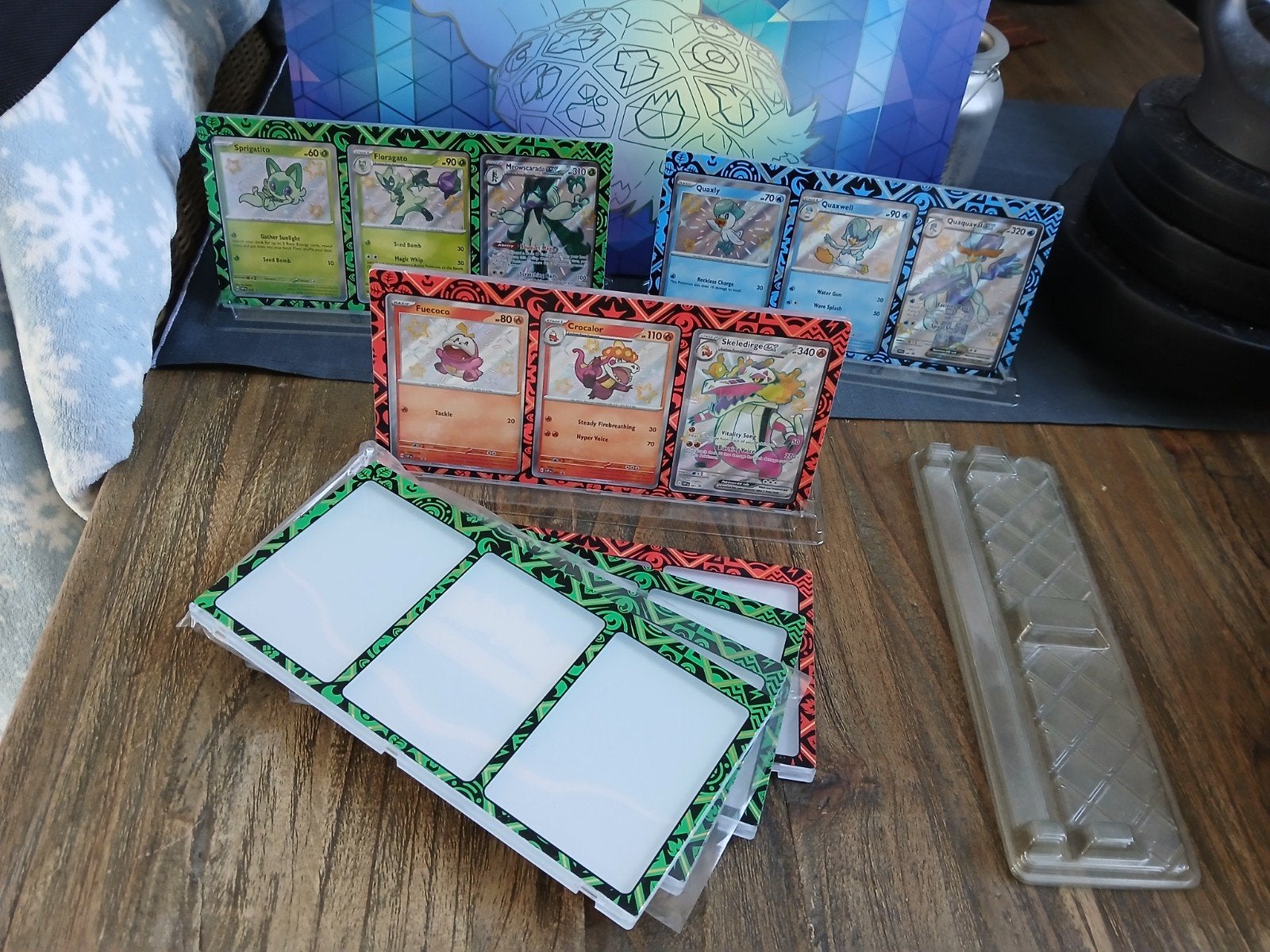 pokemon paldean fates promo+stands, Ophalen of Verzenden, Zo goed als nieuw