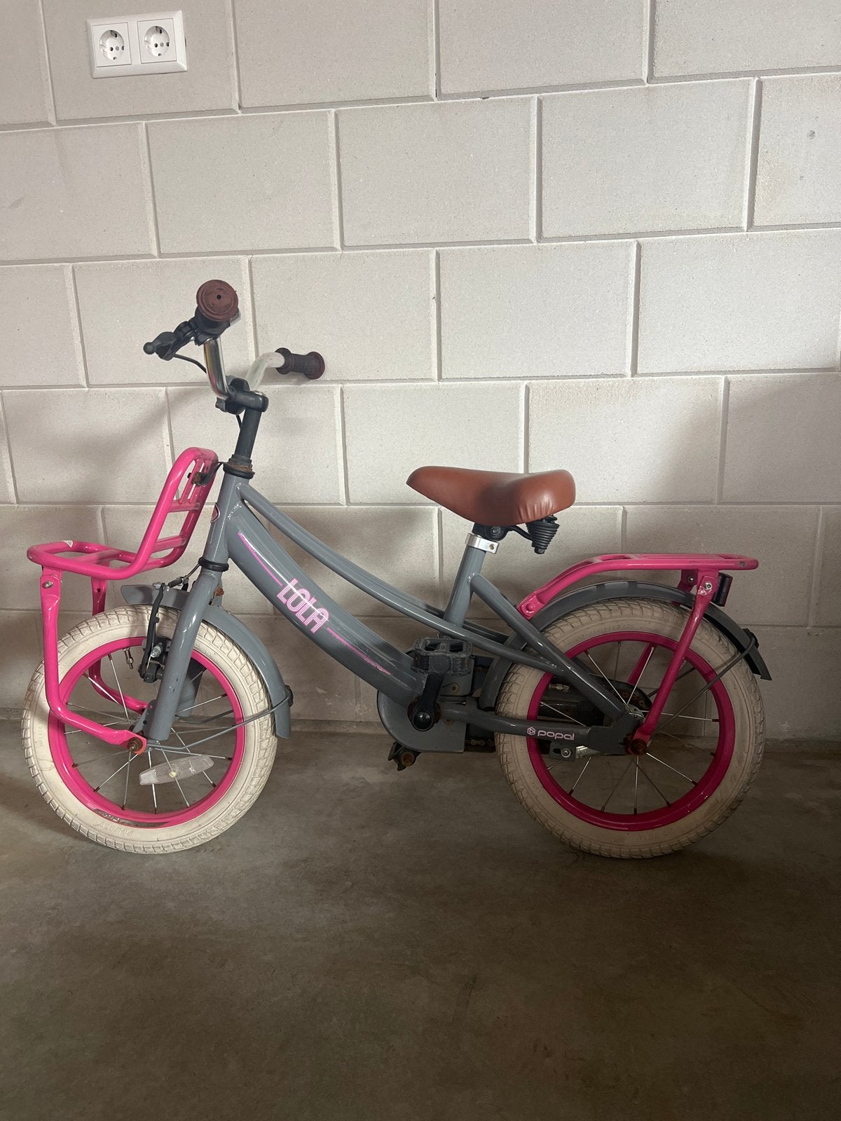 Leuke Kinderfiets Lola - Grijs/Roze met ruimte voor mandje, Ophalen, Gebruikt, Velgrem, 16 tot 20 inch