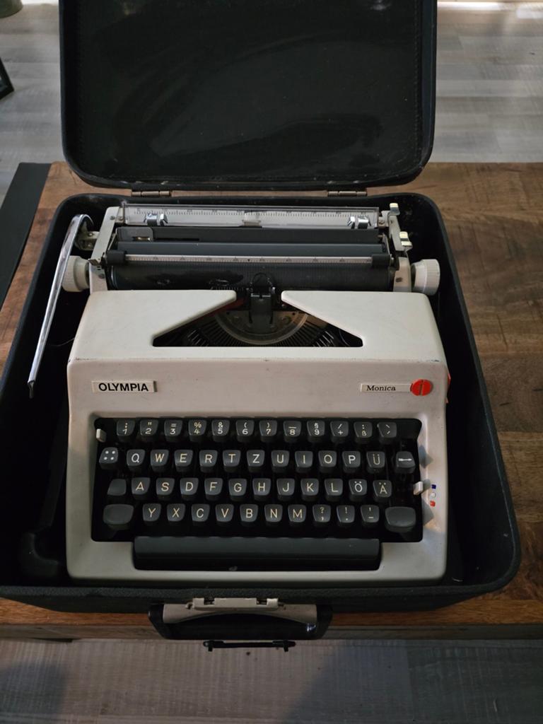 Zeer goede staat typemachine merk olympia Monica, Diversen, Typemachines, Ophalen