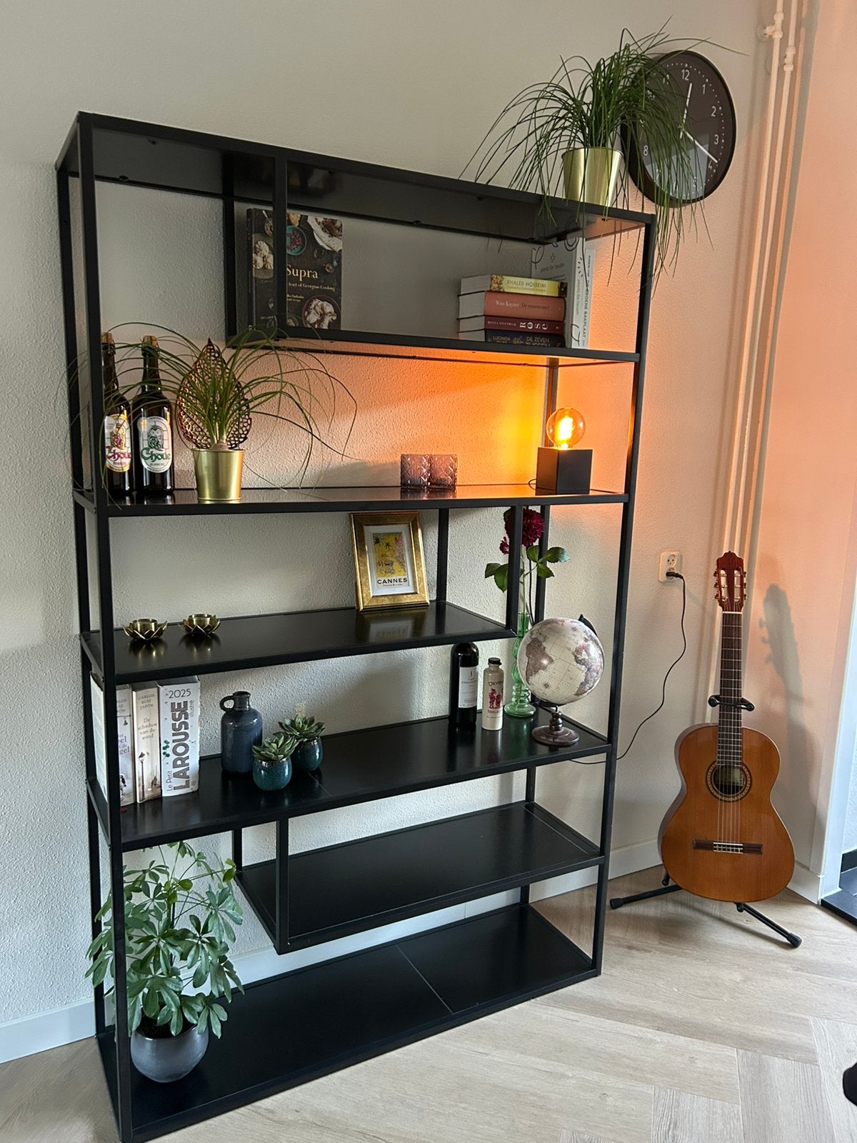 Moderne zwarte, metalen wandkast, merk WOOOD, Huis en Inrichting, Kasten | Wandmeubels, Ophalen, Zo goed als nieuw, Minder dan 150 cm