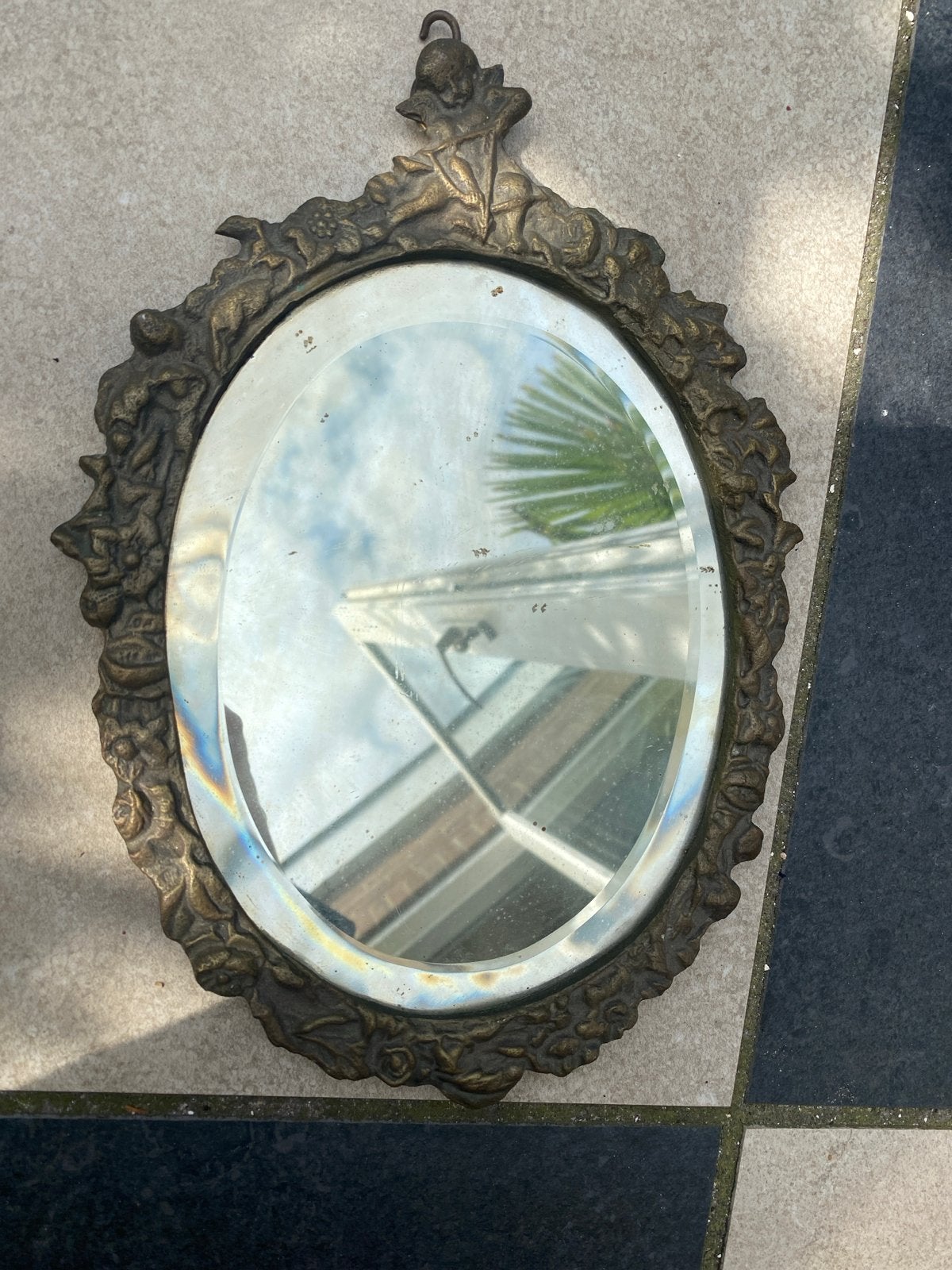 Vintage jaren '30 spiegeltje met sierlijke lijst, Antiek en Kunst, Antiek | Spiegels, Ophalen, Ovaal, Minder dan 50 cm, Minder dan 100 cm