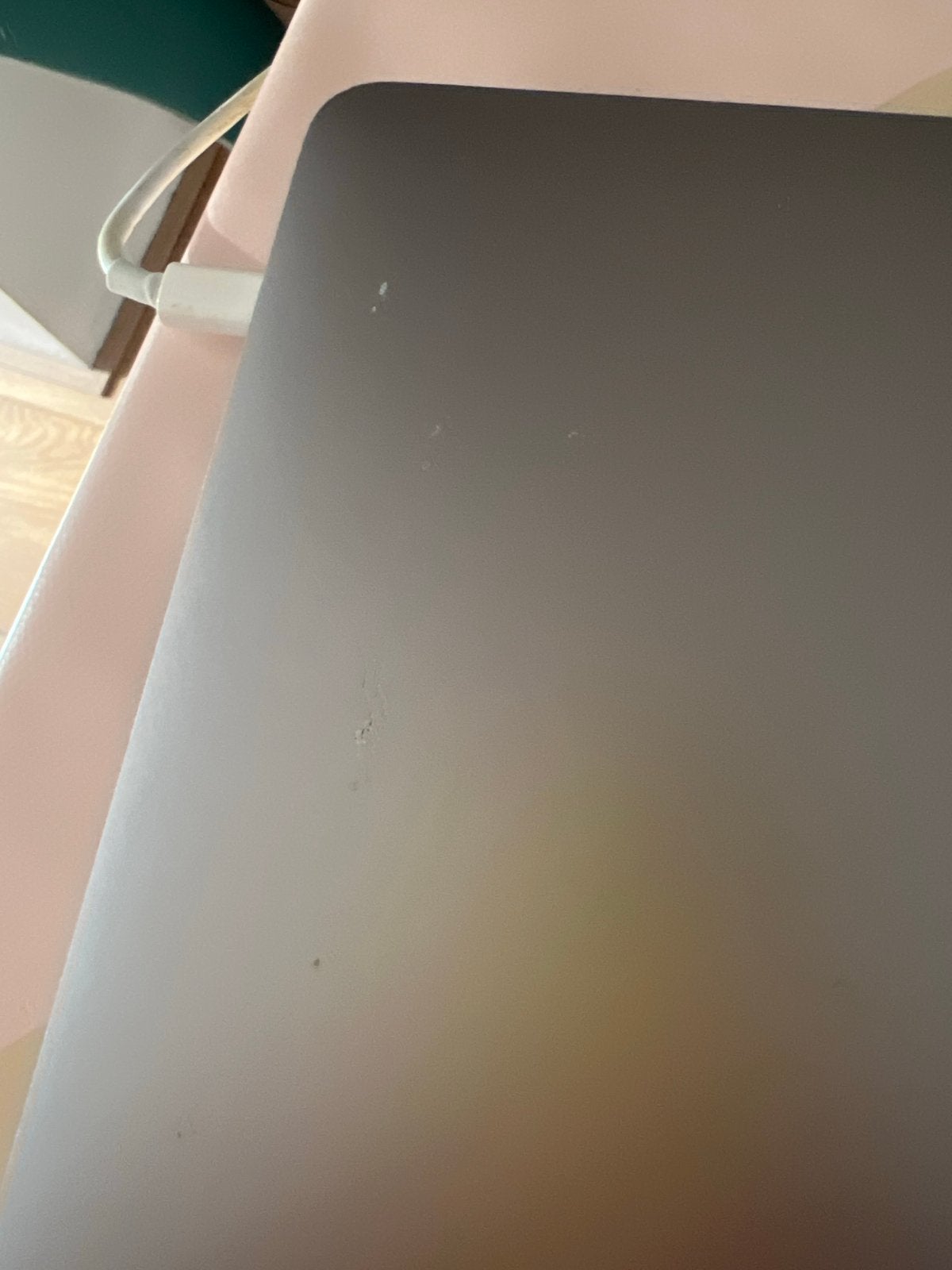 Foto 5 van MacBook Pro (2017) met oplader - Lichte krasjes