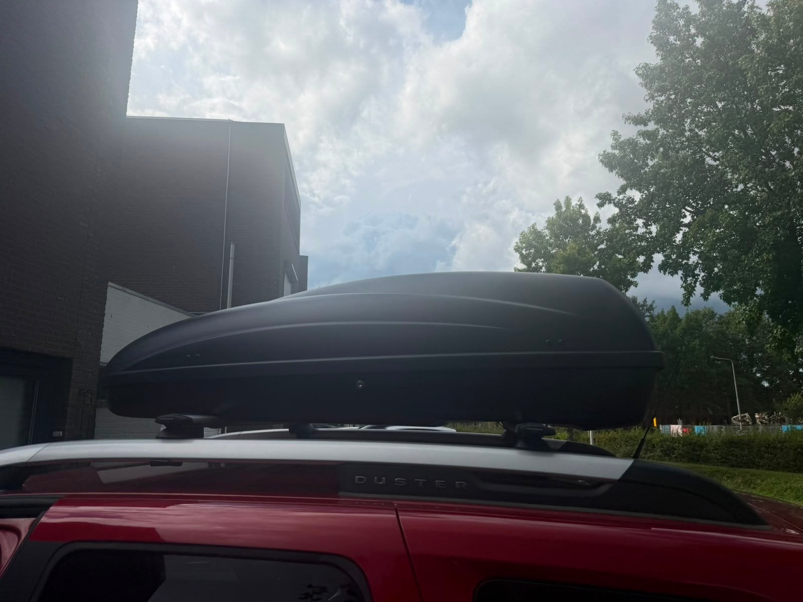 Dacia Duster dakkoffer (met originele dakrails), Ophalen, Zo goed als nieuw