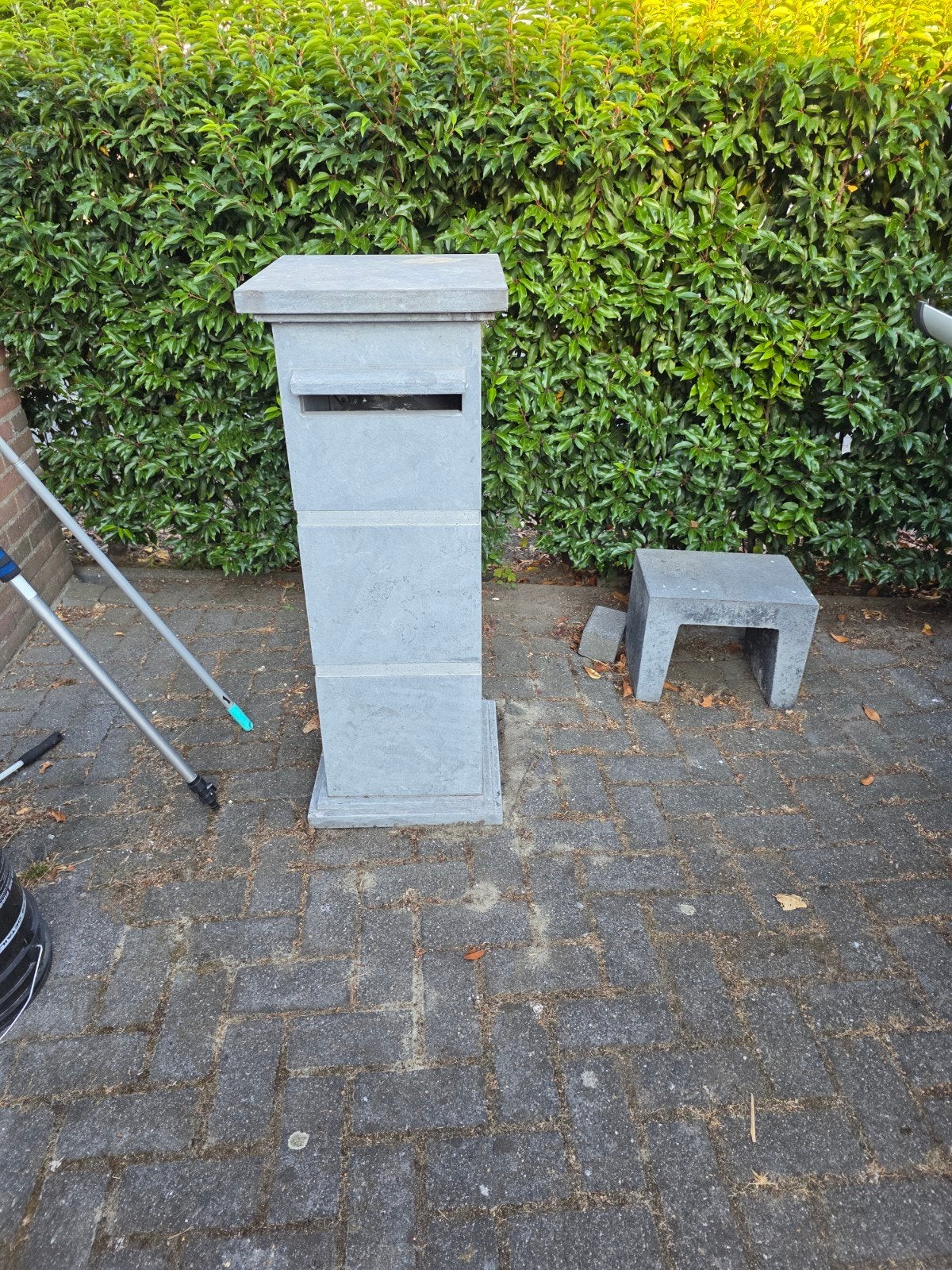 Stijlvolle hardstenen brievenbus met RVS deurtje, Tuin en Terras, Ophalen of Verzenden, Nieuw, Hardsteen, Staande brievenbus