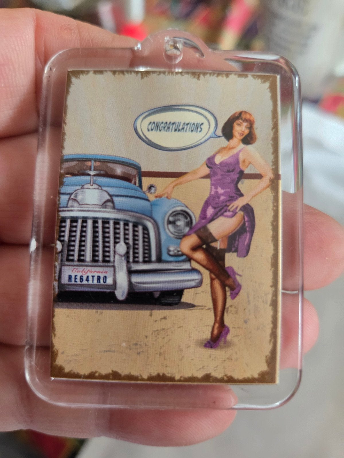 Sleutelhanger met retro pin-up en auto, Verzamelen, Sleutelhangers, Ophalen of Verzenden, Nieuw