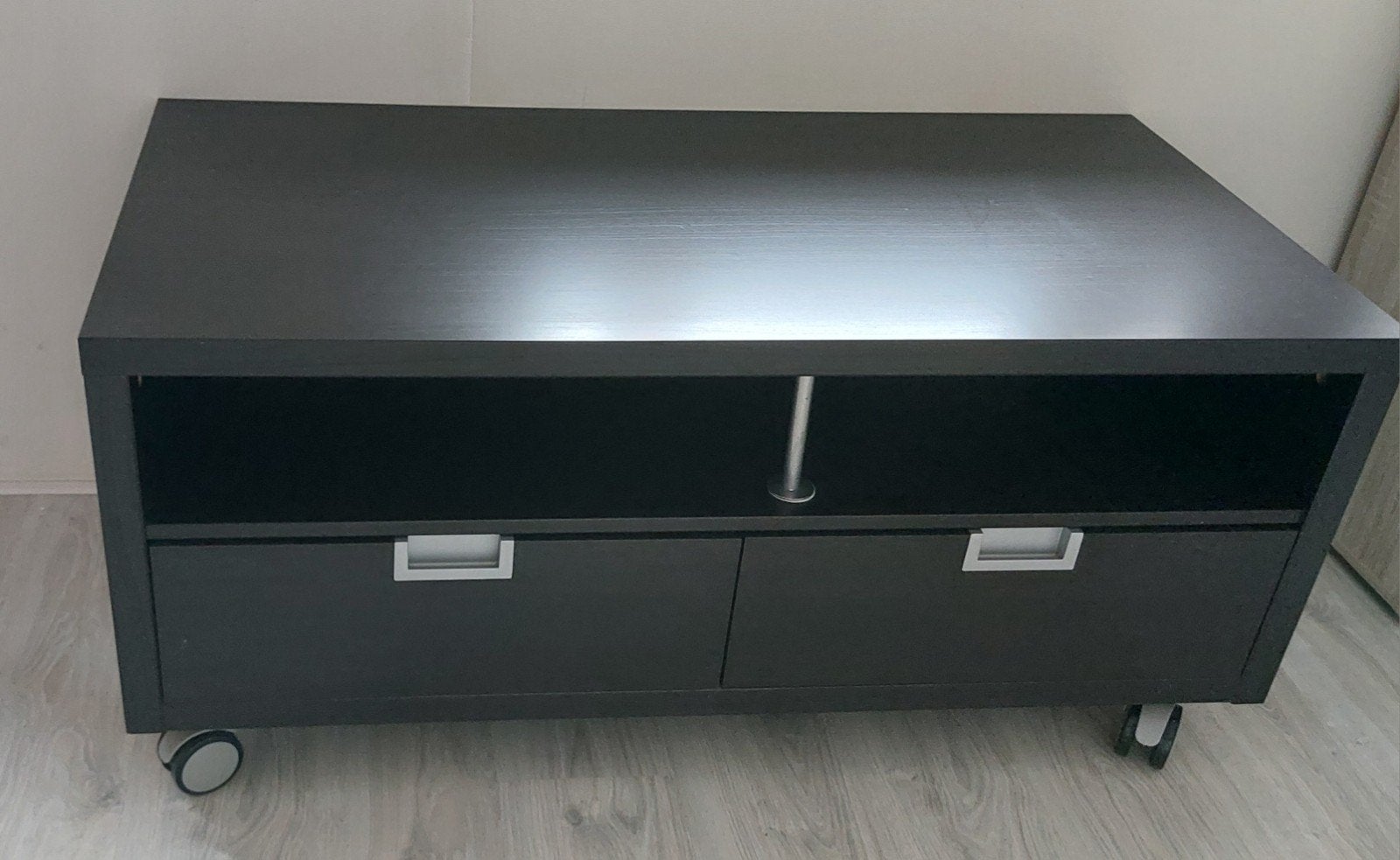 IKEA tv-meubel op wieltjes, Huis en Inrichting, Kasten | Televisiemeubels, Ophalen, Gebruikt, 100 tot 150 cm, Minder dan 100 cm