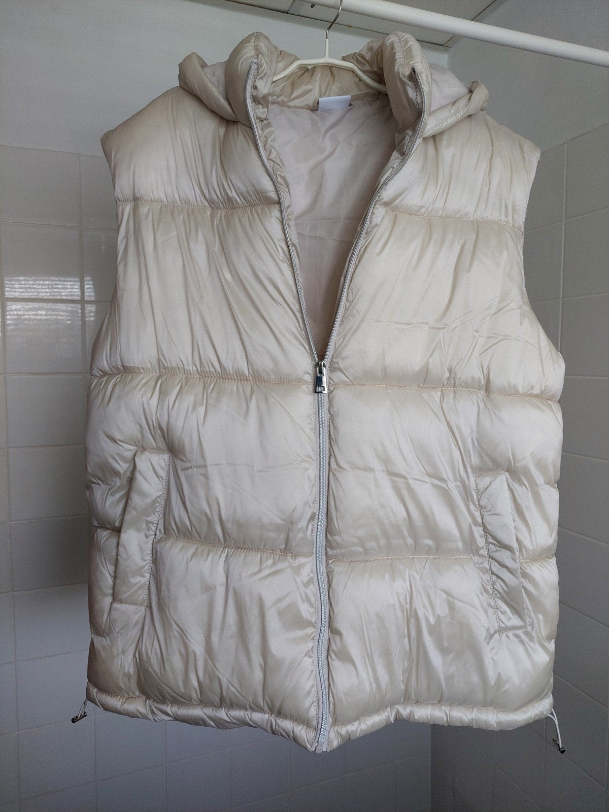 Mooie bodywarmer met capuchon 44, Kleding | Dames, Beige, Maat 42/44 (L), Nieuw, Ophalen of Verzenden