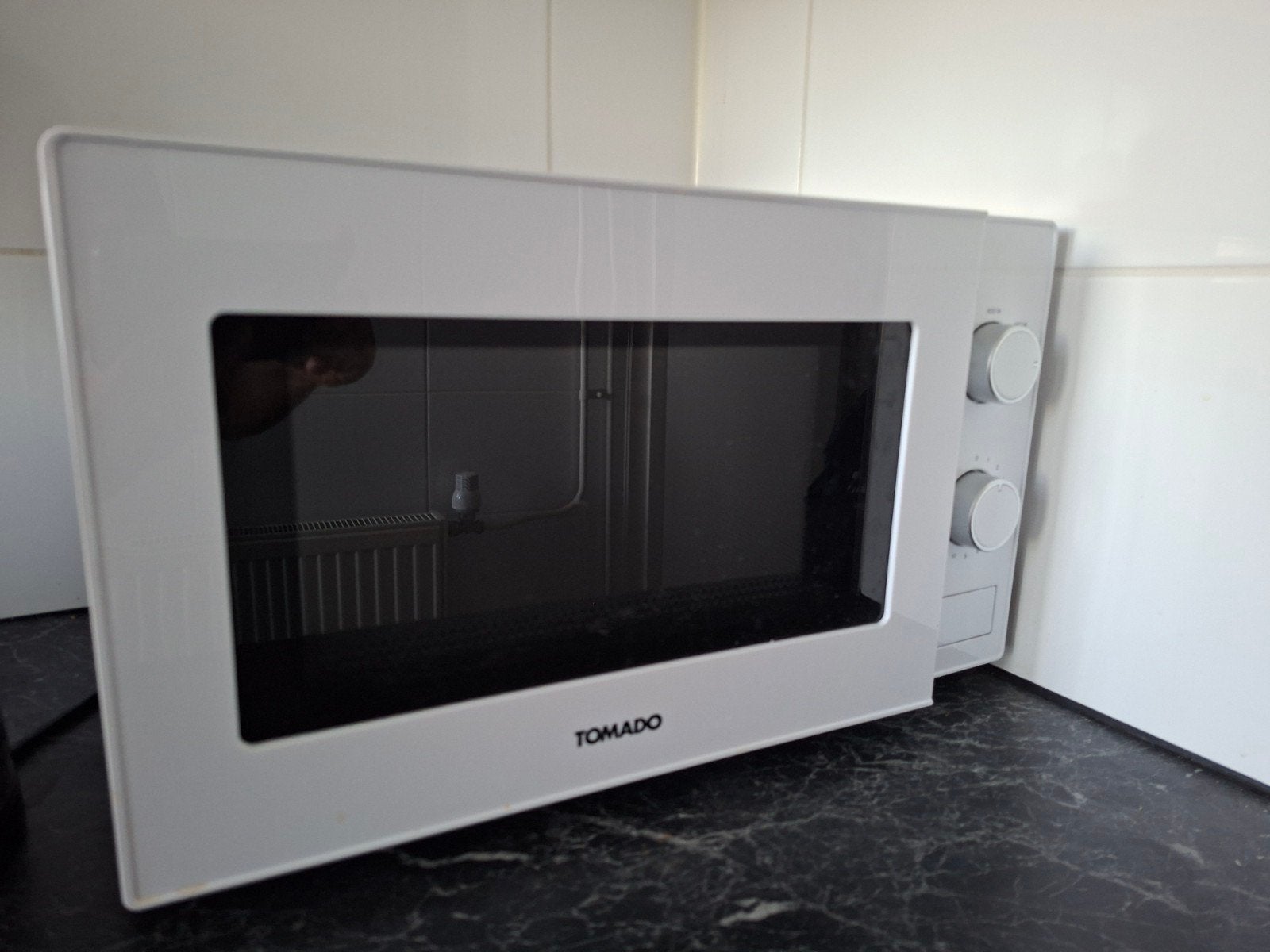 Tomado Magnetron TMS2003W /01 - Wit, 700W, Ophalen, Gebruikt, Minder dan 45 cm, Magnetron