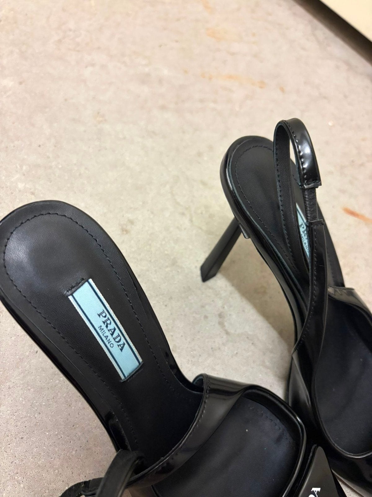 Prada Hakken Heels maat 37 Nieuw, Kleding | Dames, Schoenen, Ophalen of Verzenden, Nieuw, Zwart