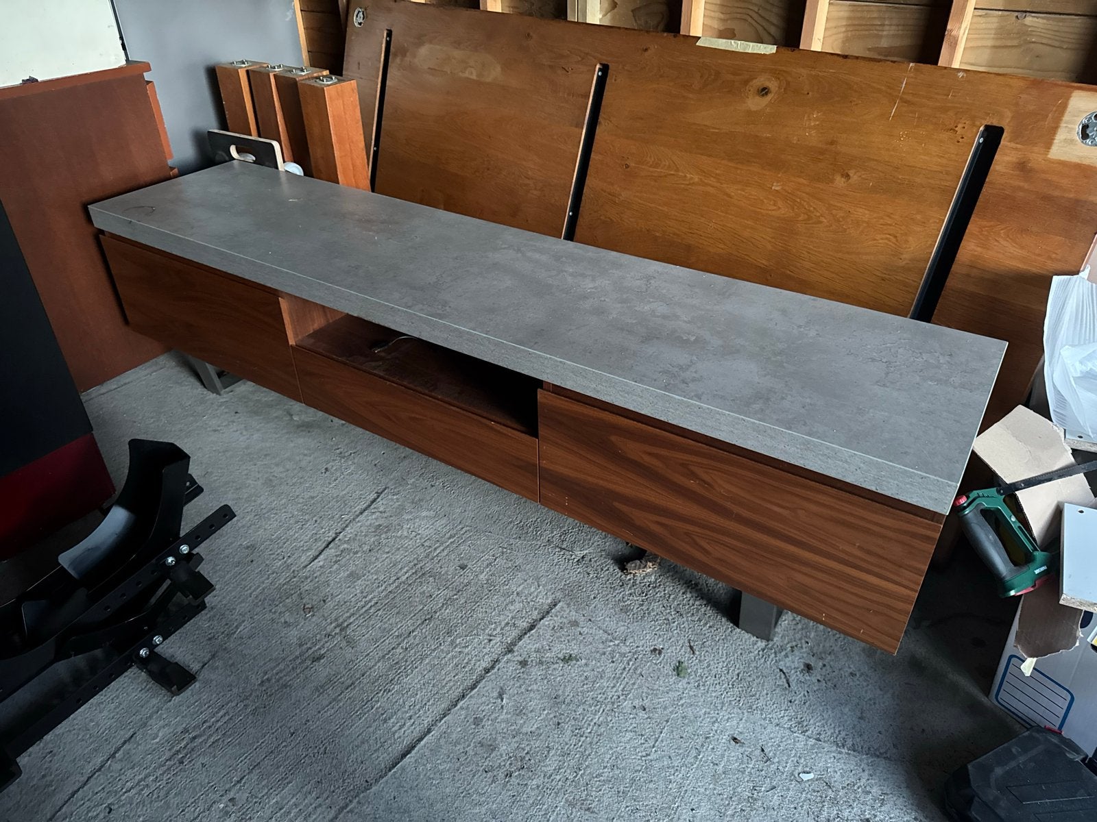 Foto 4 van TV-meubel met betonlook blad en houten kasten