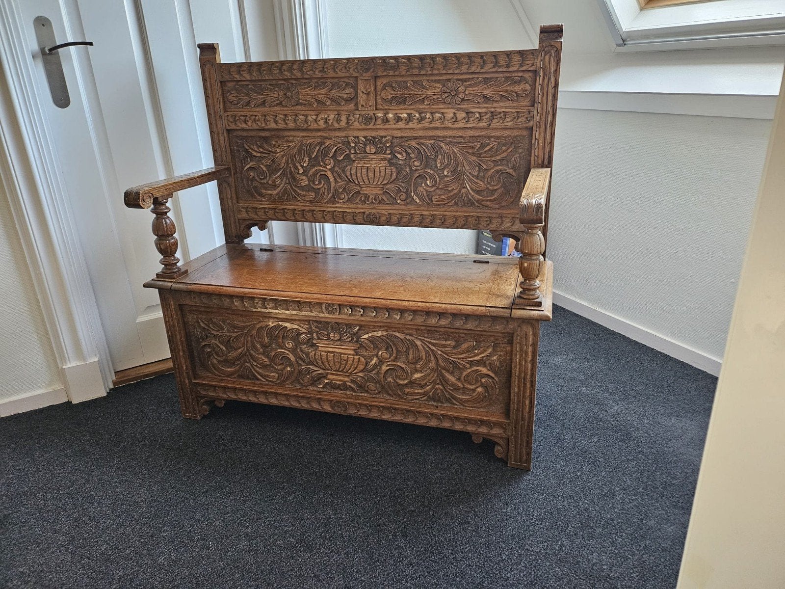 Antieke bank met opbergruimte en houtsnijwerk, Antiek en Kunst, Ophalen