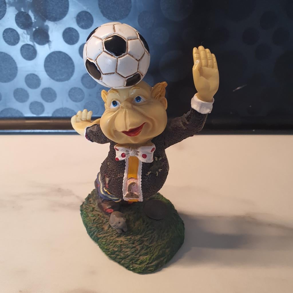 Efteling De Laaf Collection beeldje met voetbal, Ophalen of Verzenden