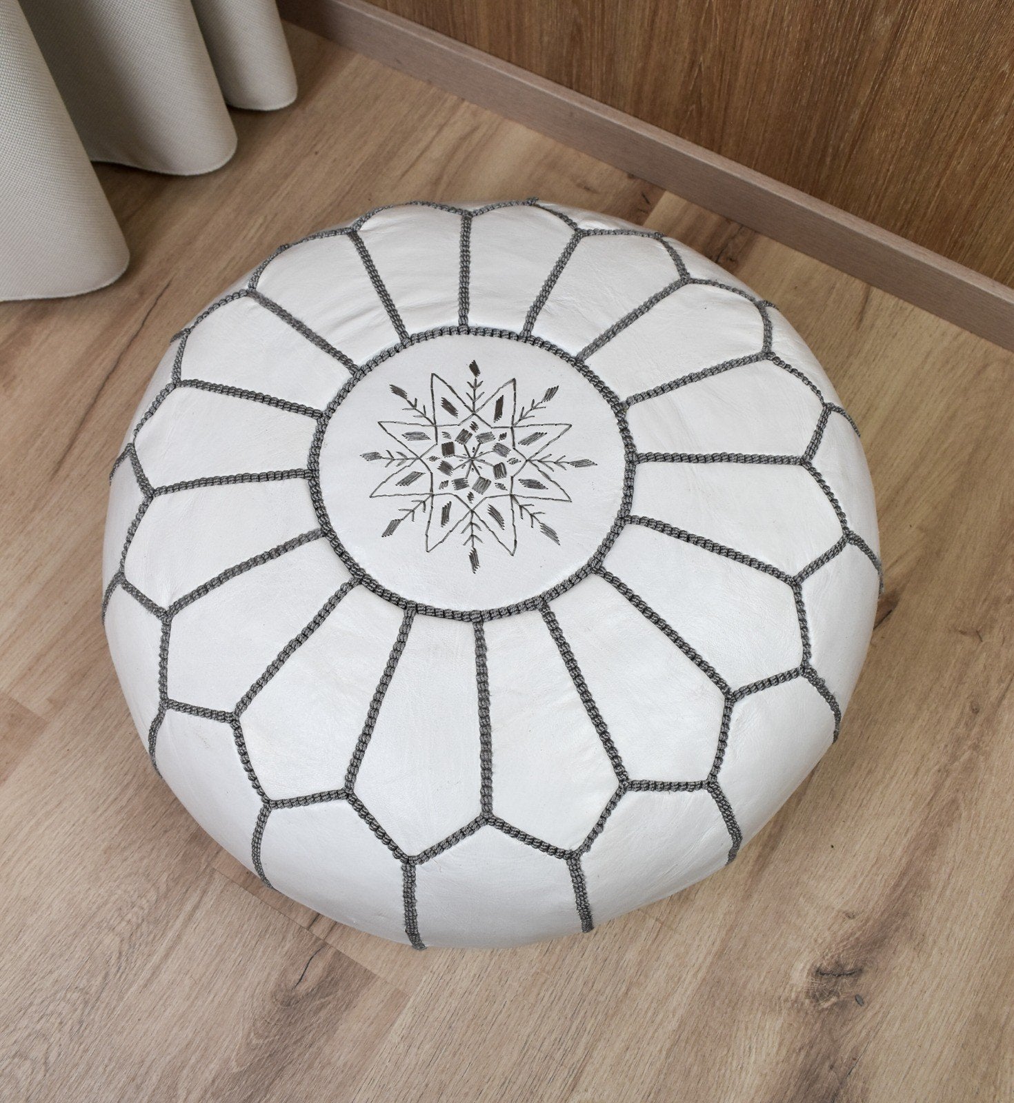 nieuwe Marokkaanse handgemaakte leren poef, gevuld wit, Minder dan 50 cm, Rond, Nieuw, Ophalen of Verzenden