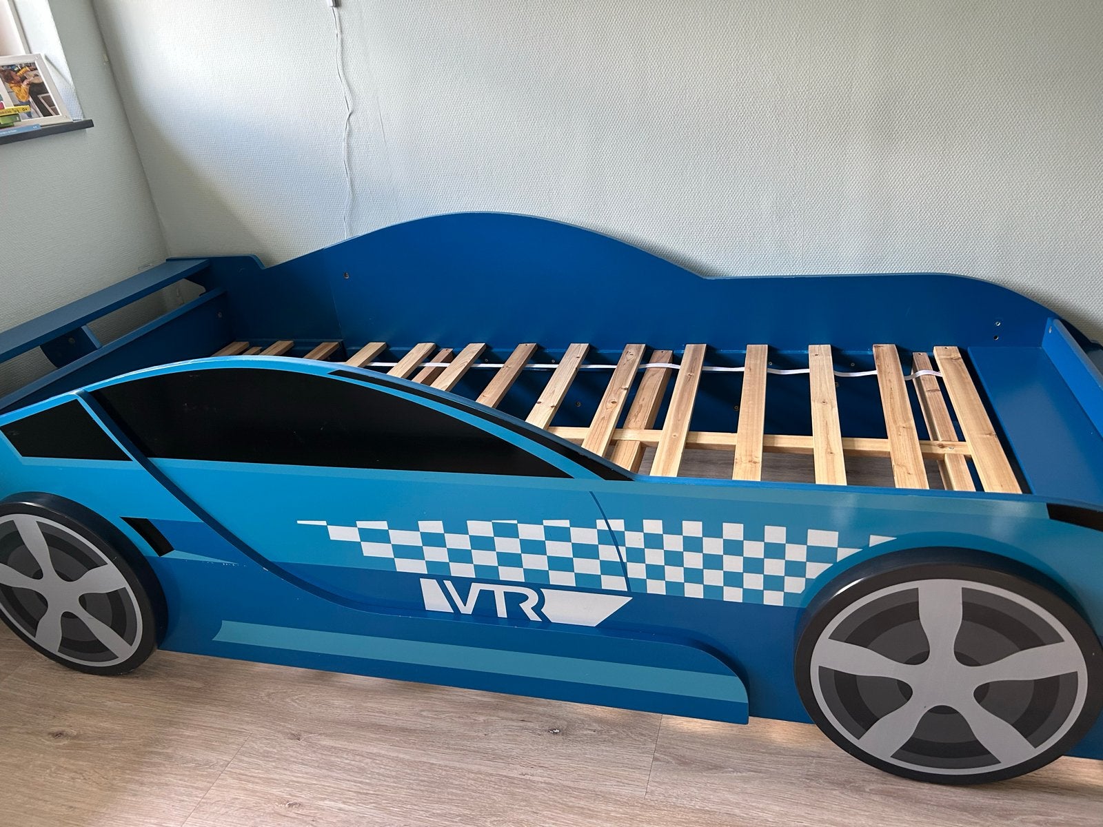 Blauw raceauto kinderbed met lattenbodem, Ophalen, 85 tot 100 cm, Gebruikt, Lattenbodem