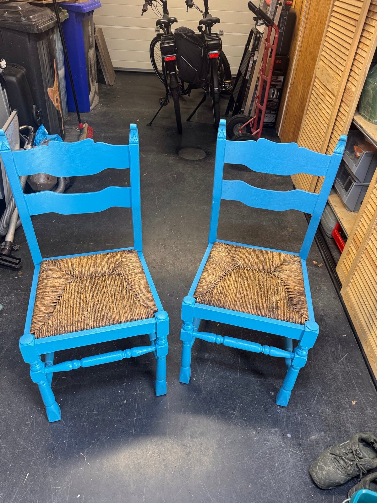 2 blauwe Kreta stoeltjes met rieten zitting, Ophalen, Gebruikt, Rotan